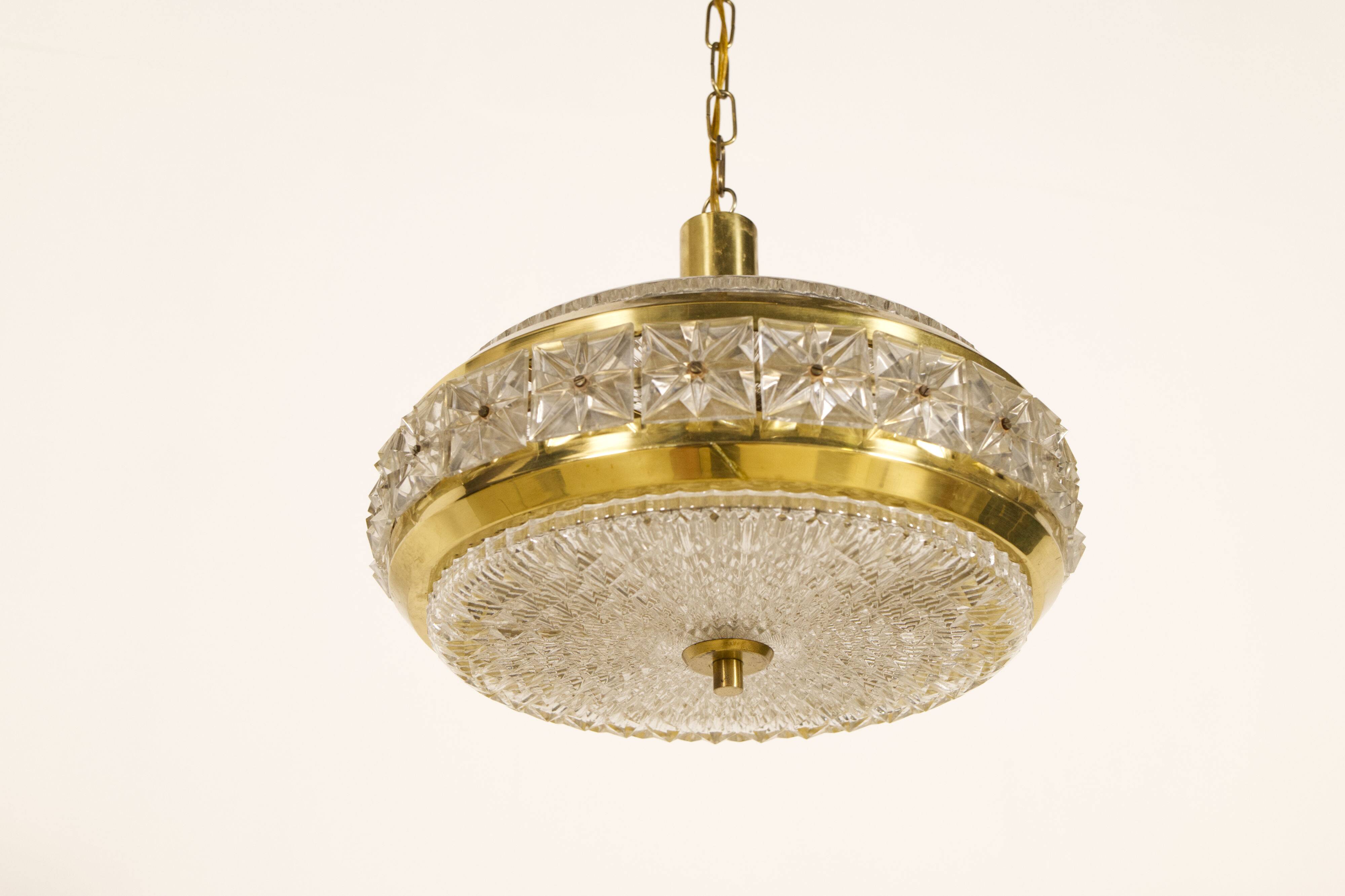 Vitrika 'Prizmpendel' brass and pressed glass pendant lamp