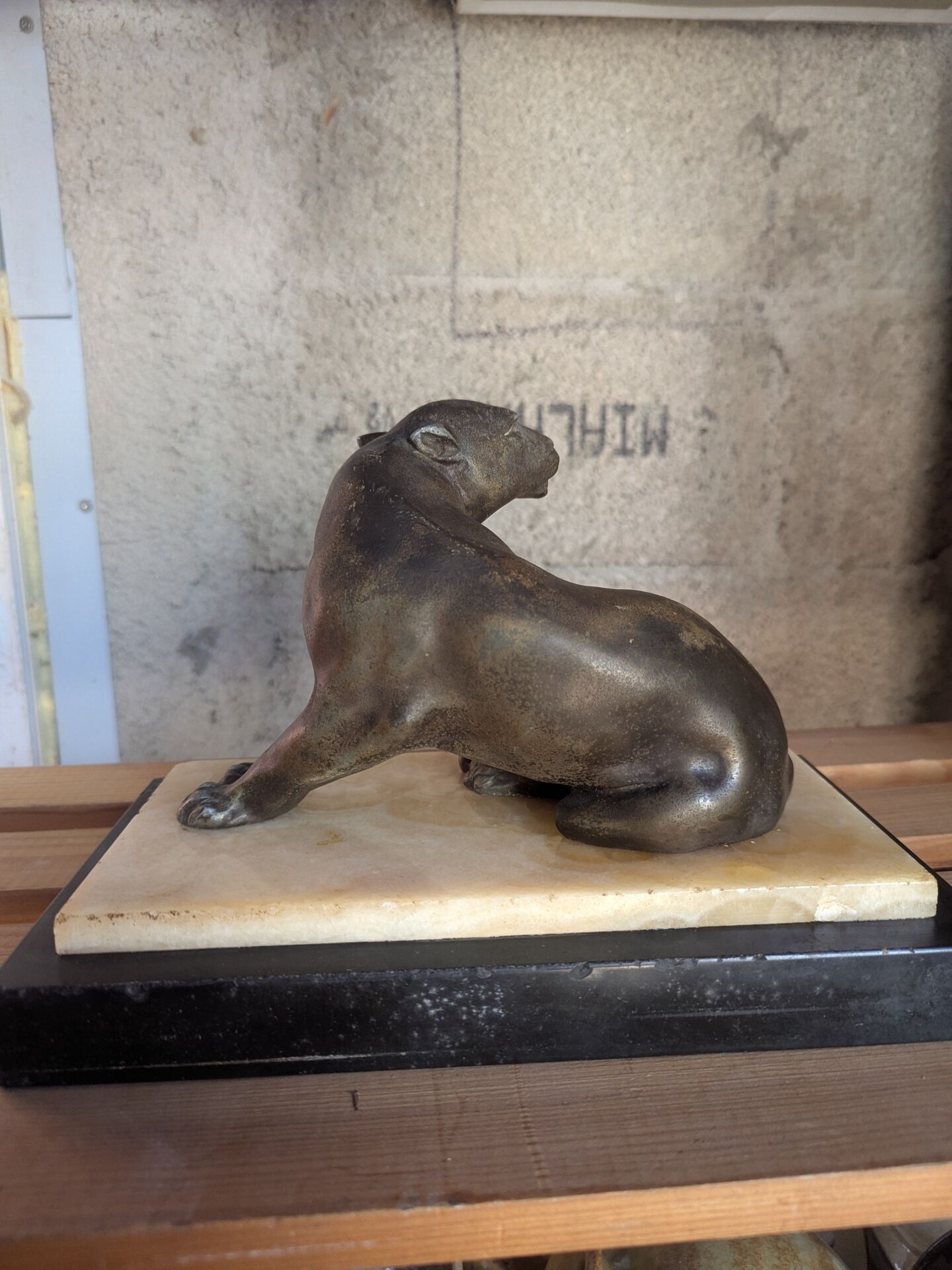 Art Deco Panther in patinated cast iron on a base of onyx and black marble