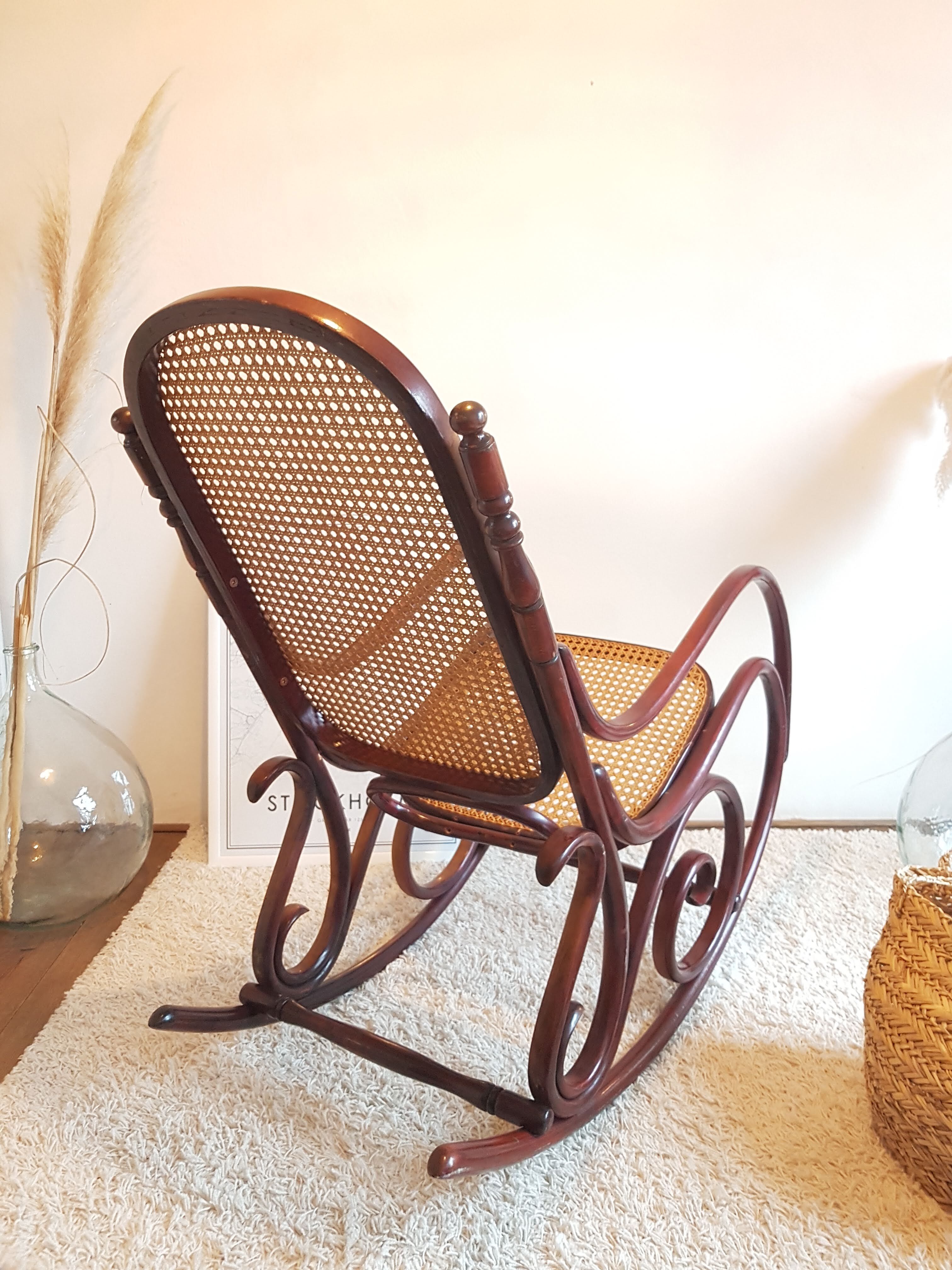 Rocking flesh curved wood and sitting in Art Deco cannage style