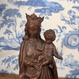 Vierge à l'Enfant de style néo-Gothique en résine patinée imitant le bois