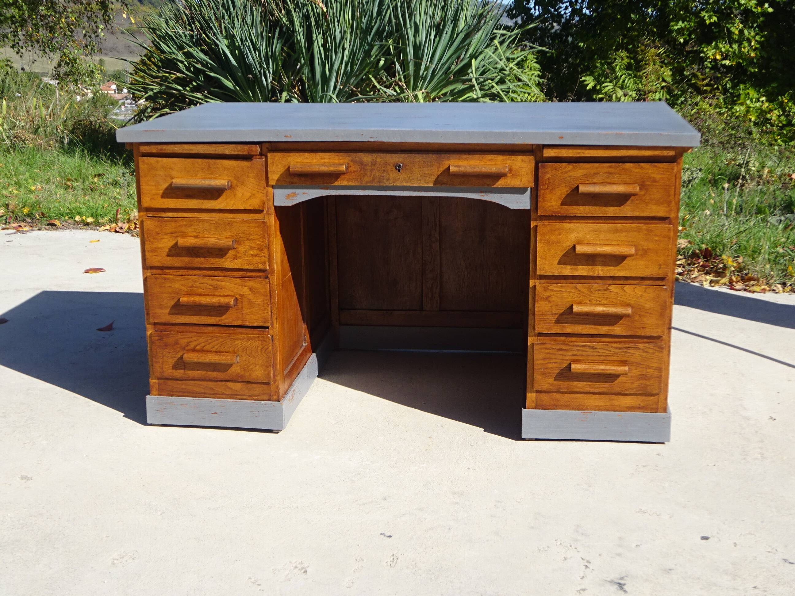 American desk, 9 drawers
