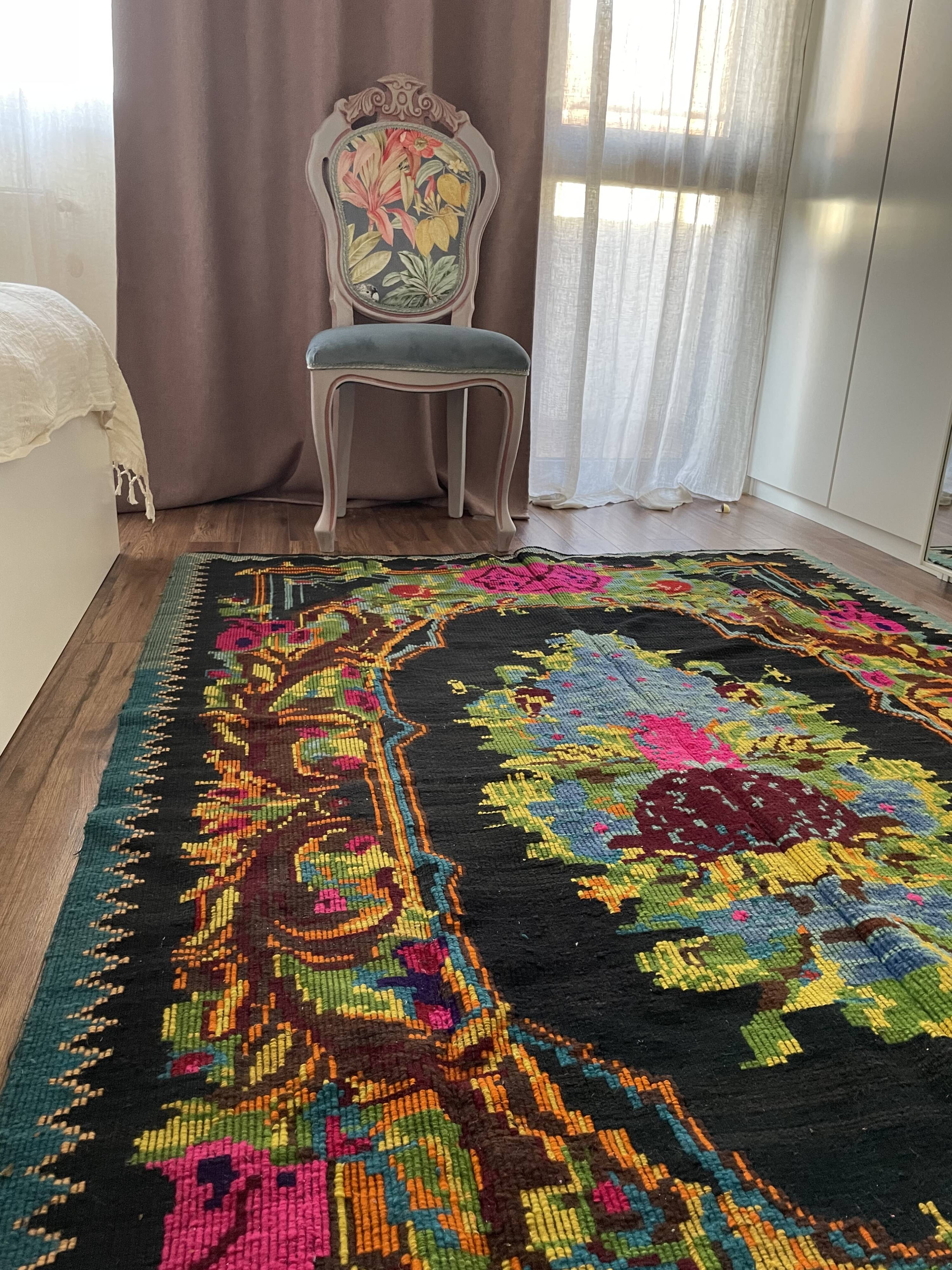 Tapis en laine roumaine vintage 227x154cm