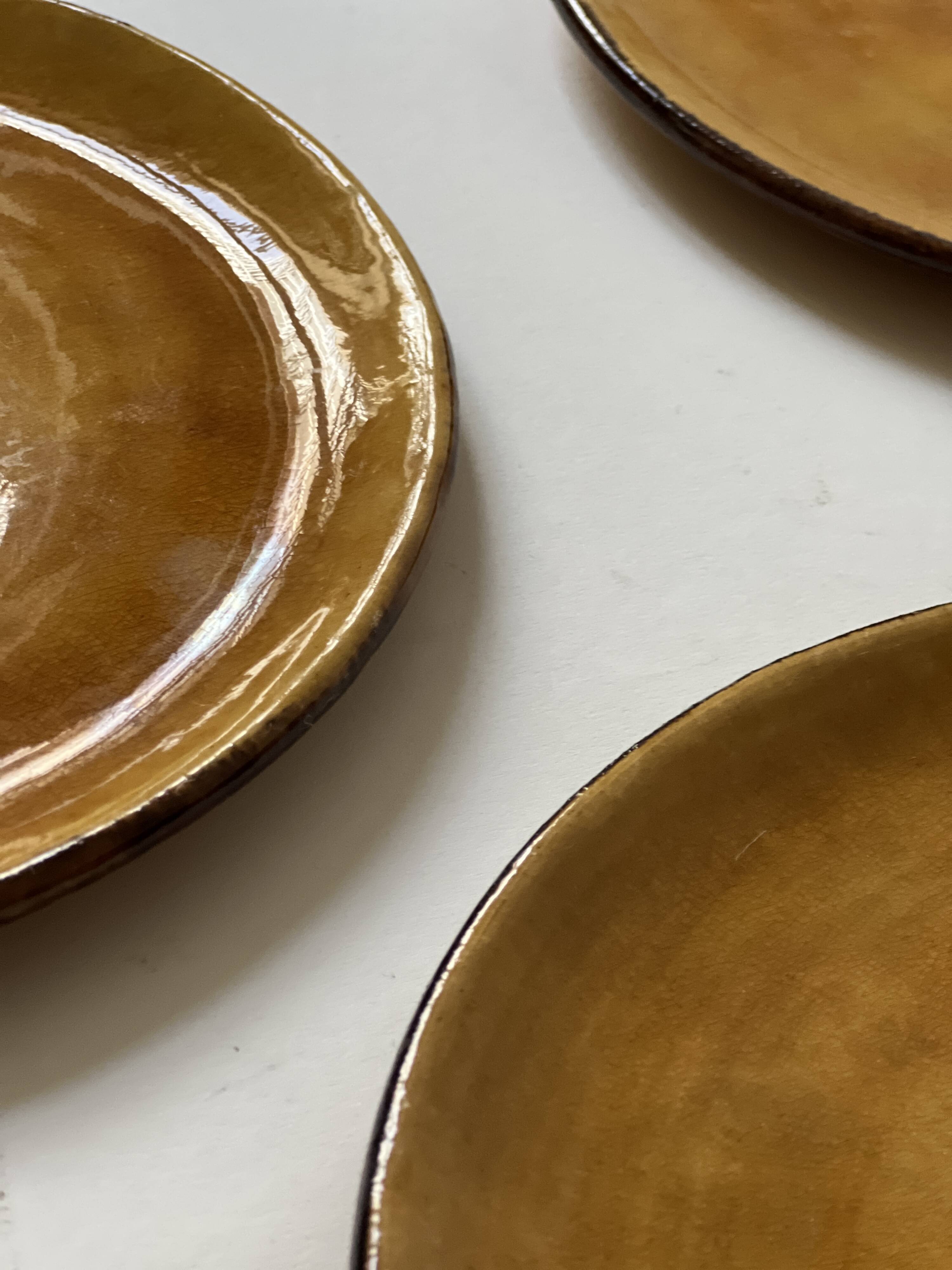 7 assiettes à dessert en céramique émaillée