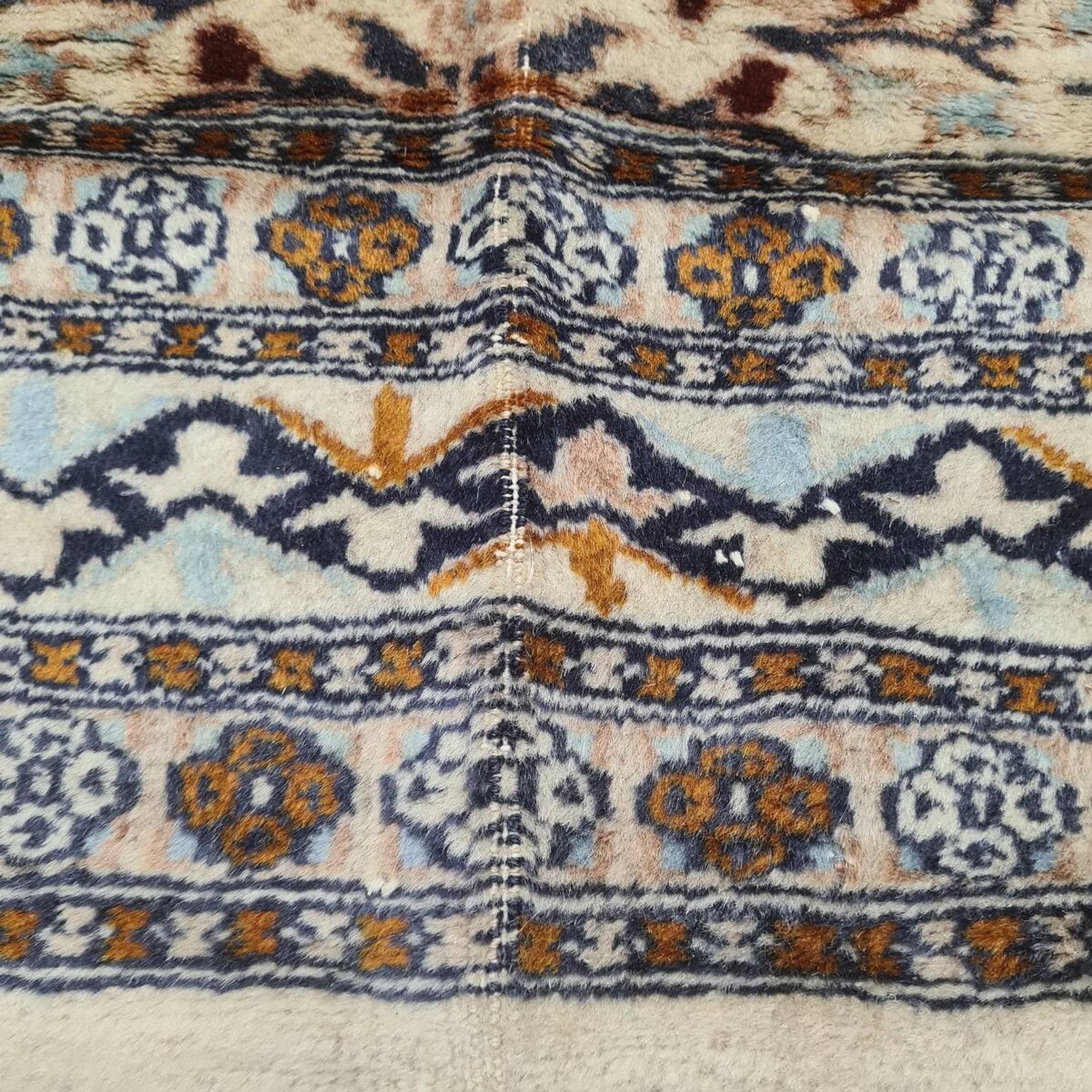 Tapis persan noué à la main vintage, années 1970.