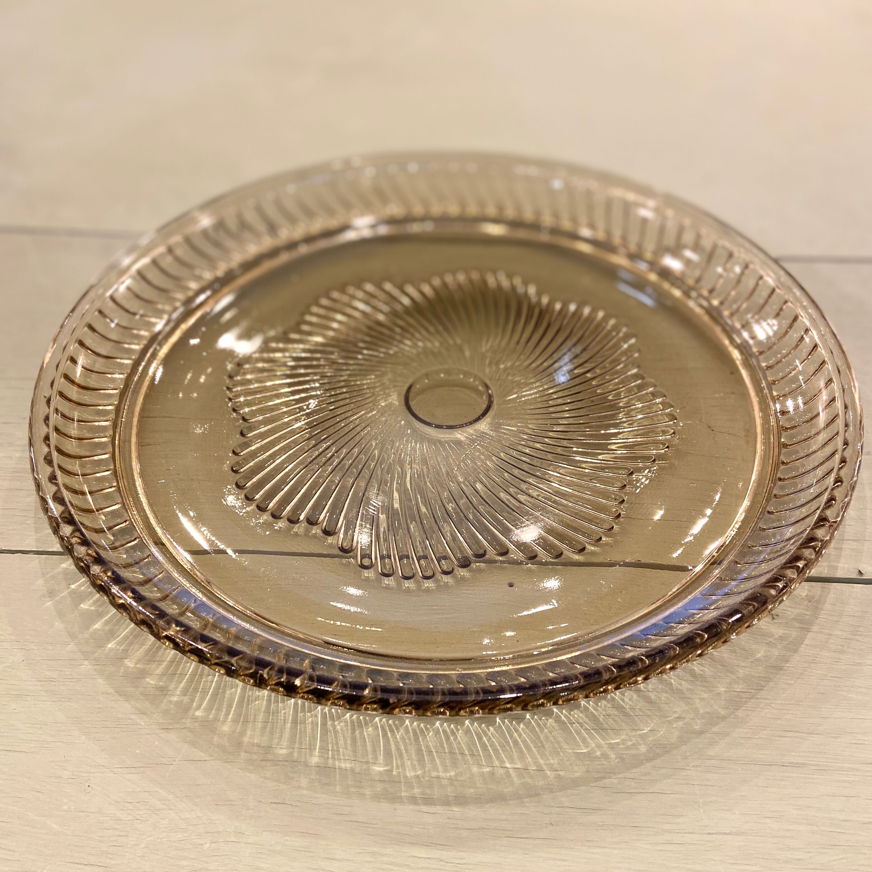Plat rond en verre gris fumé
