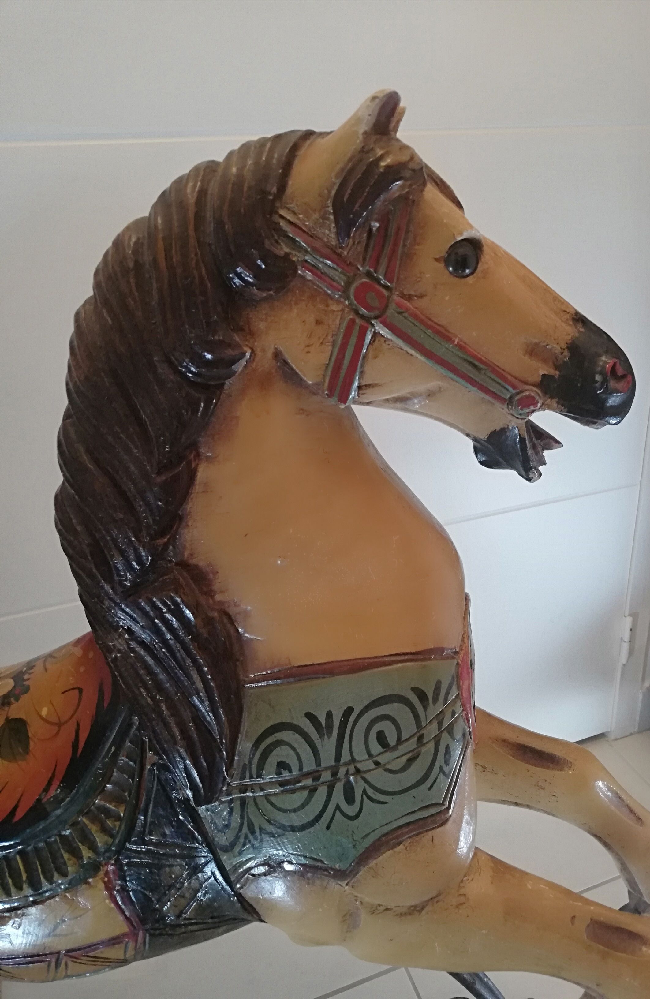 Cheval cabré de manège ou de carrousel forain en bois