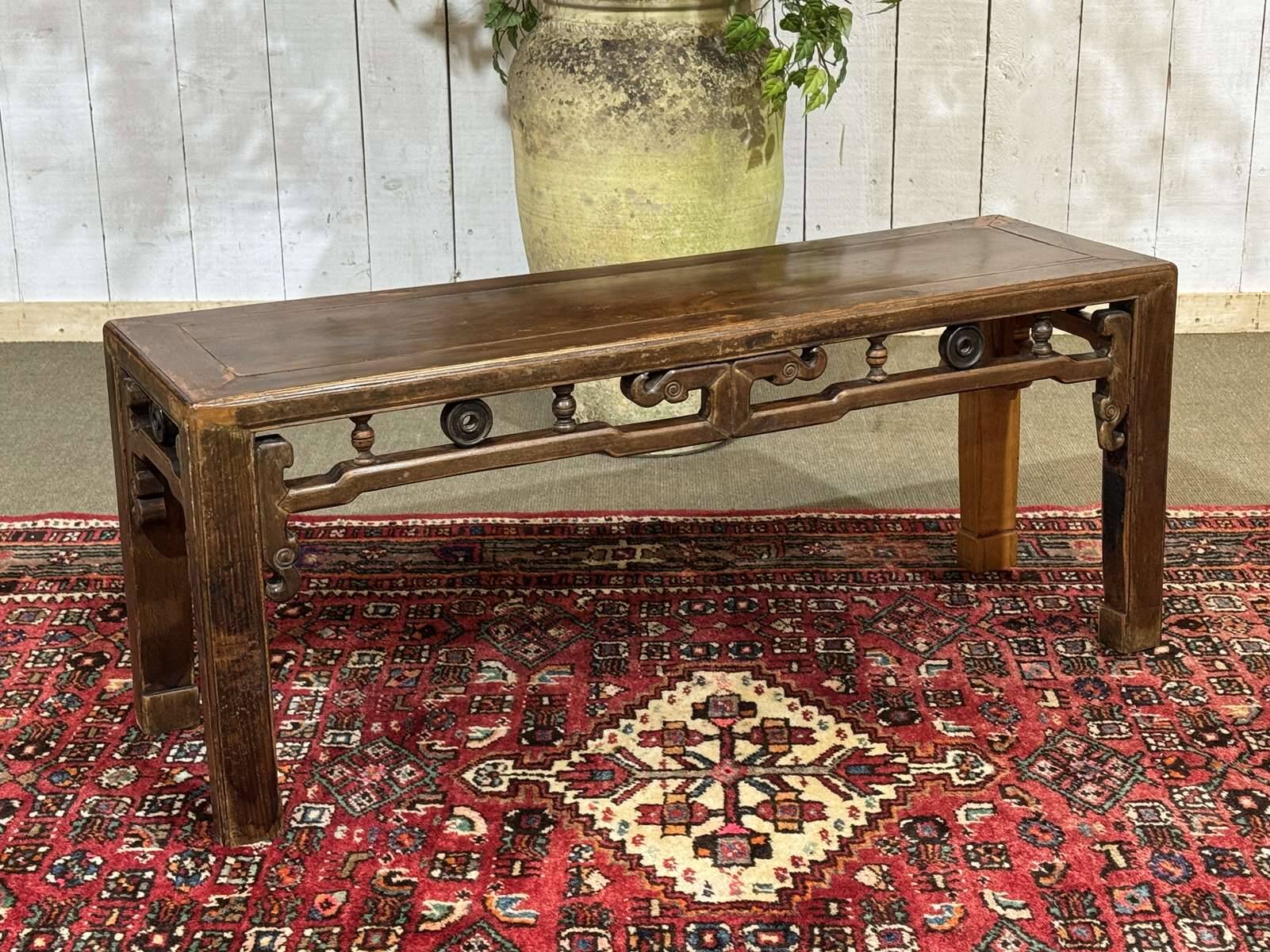 Table basse chinoise en teck et orme des années 80