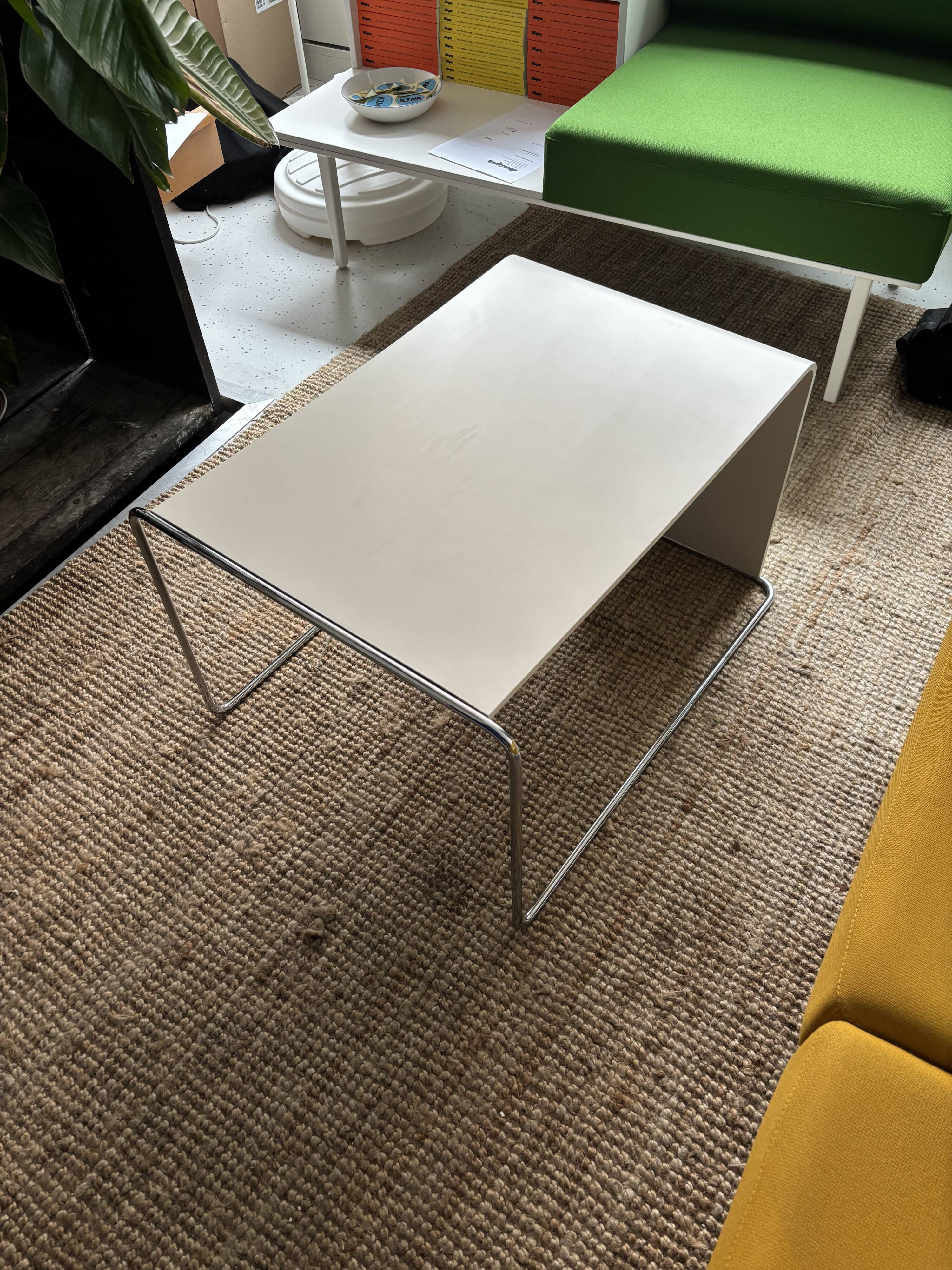 Table basse — plateau blanc / structure tubulaire chromée