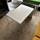 Table basse — plateau blanc / structure tubulaire chromée