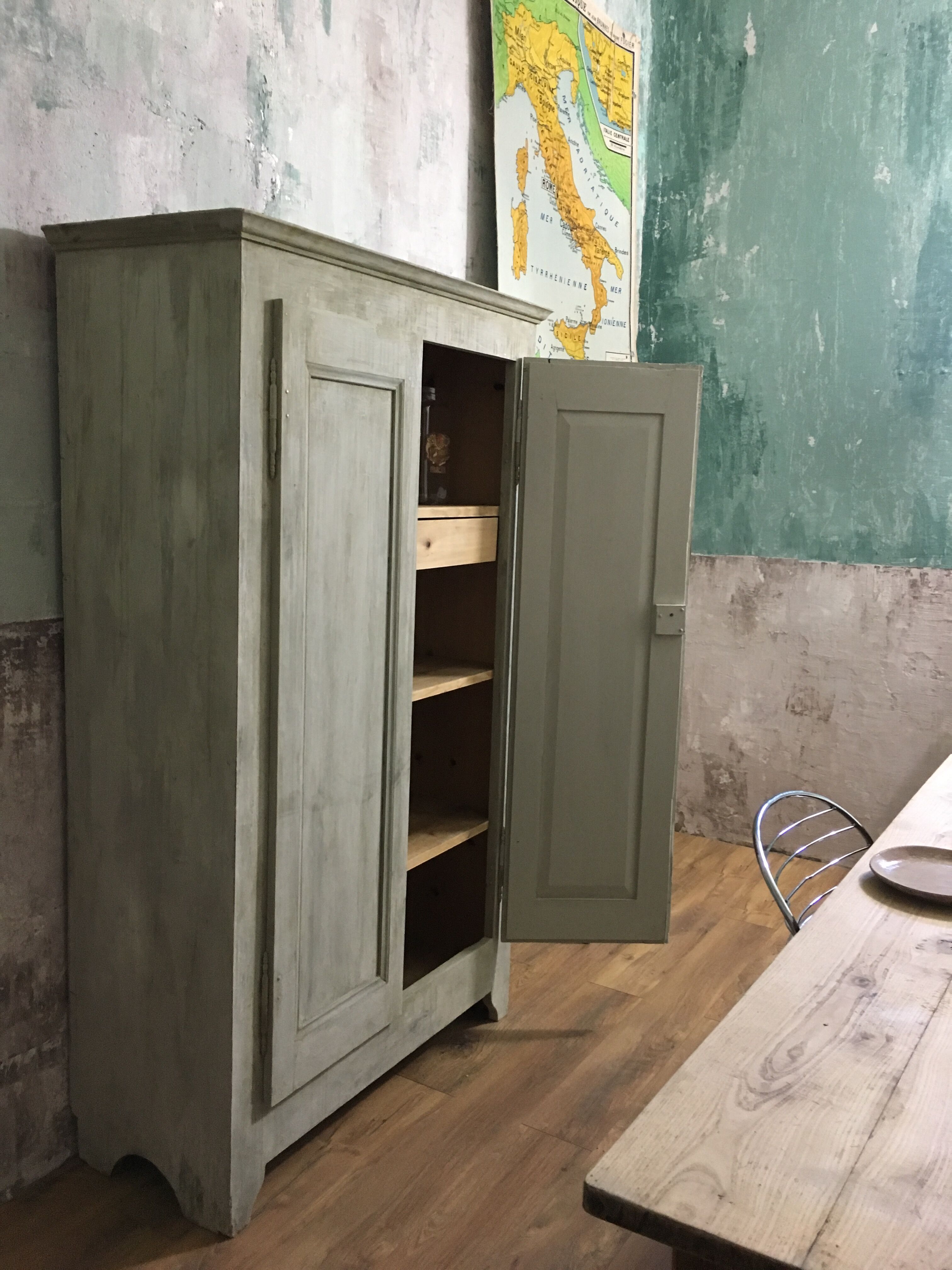 Armoire patine vieillie grège