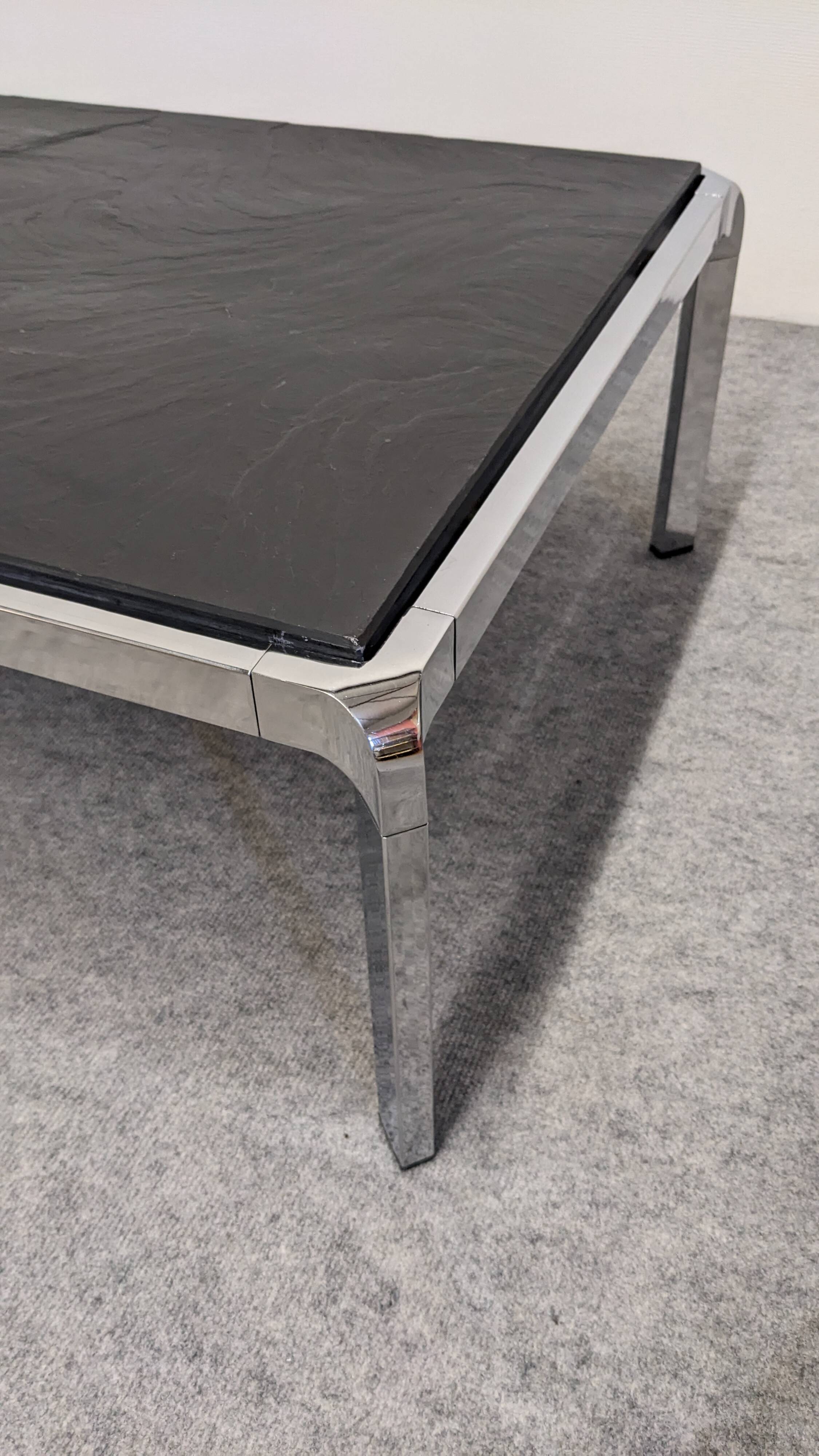 Table basse moderniste en ardoise et métal chromé, Italie vers 1970
