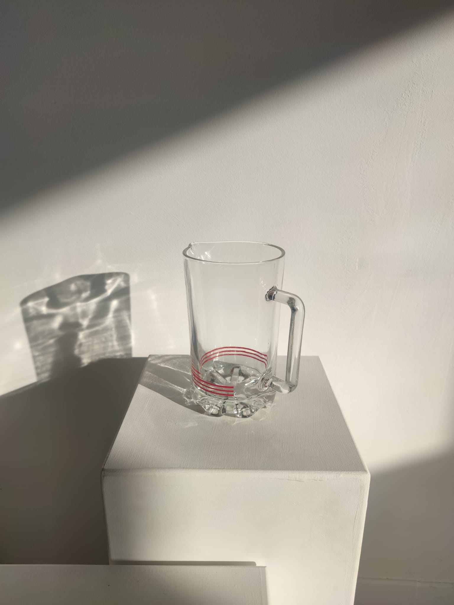 Pichet à orangeade italien vintage en verre à rayures rouges
