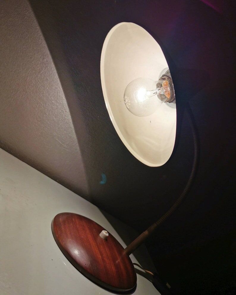 Lampe de bureau design avec abat-jour conique 1970