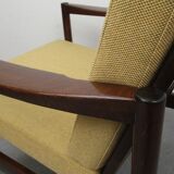 Fauteuil noyer en jaune années 1960