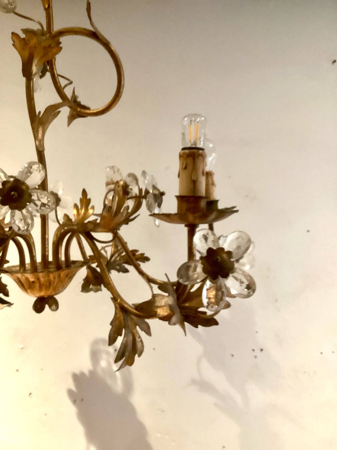 Lustre en métal doré et fleurs en verre, 1970