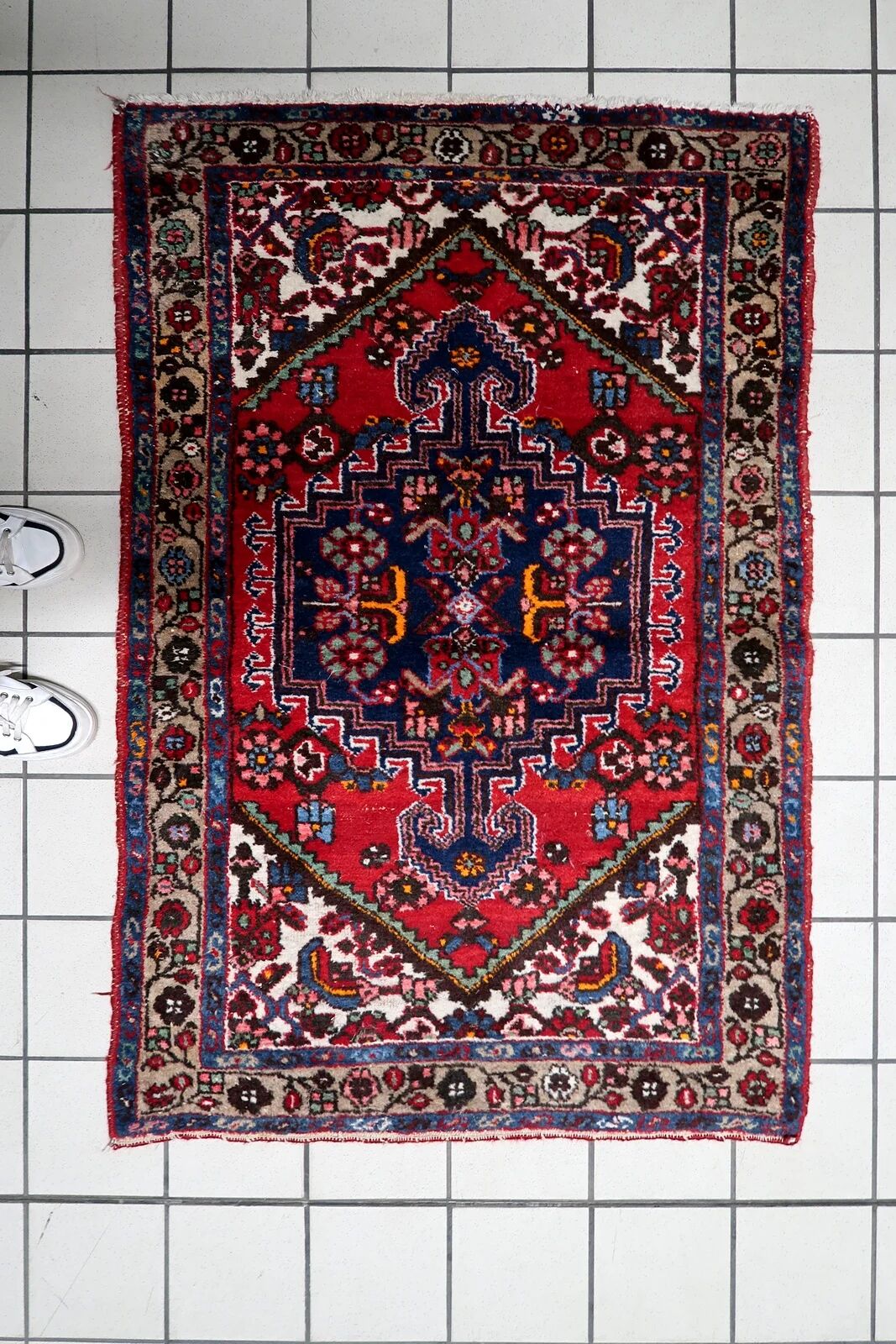 1950s handmade wool medallion rug, red and navy, 96 × 144 cm - 1C1290