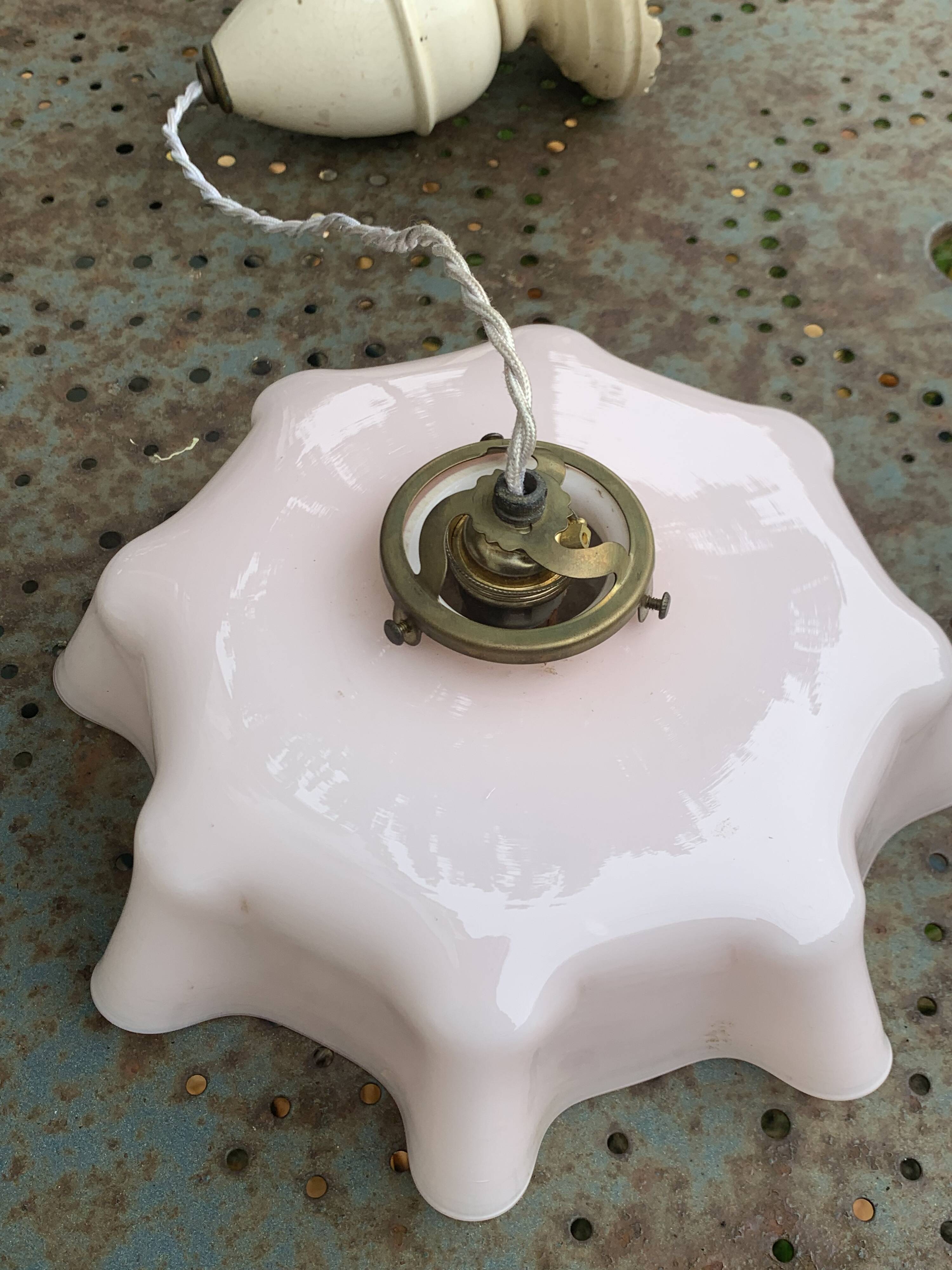 Lustre, suspension en opaline rose et intérieur blanc, complète ancienne