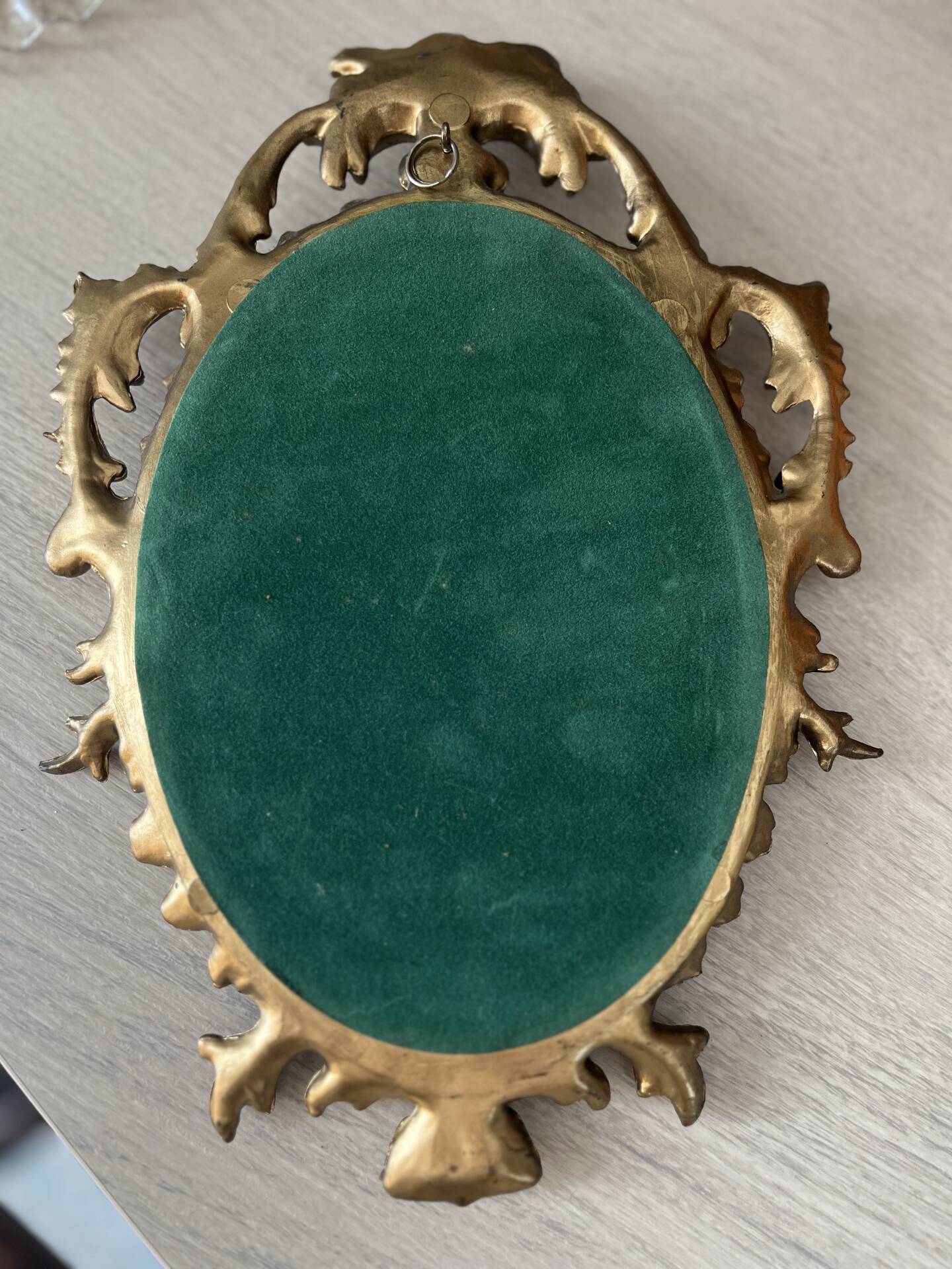 Petit miroir ovale signé Tallandier en laiton doré style Rococo – 30x2