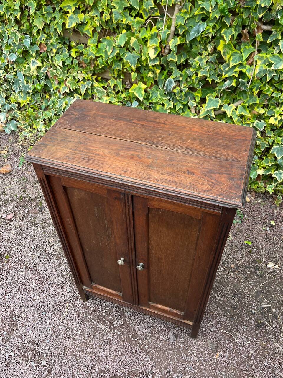 Small cabinet with 2 doors