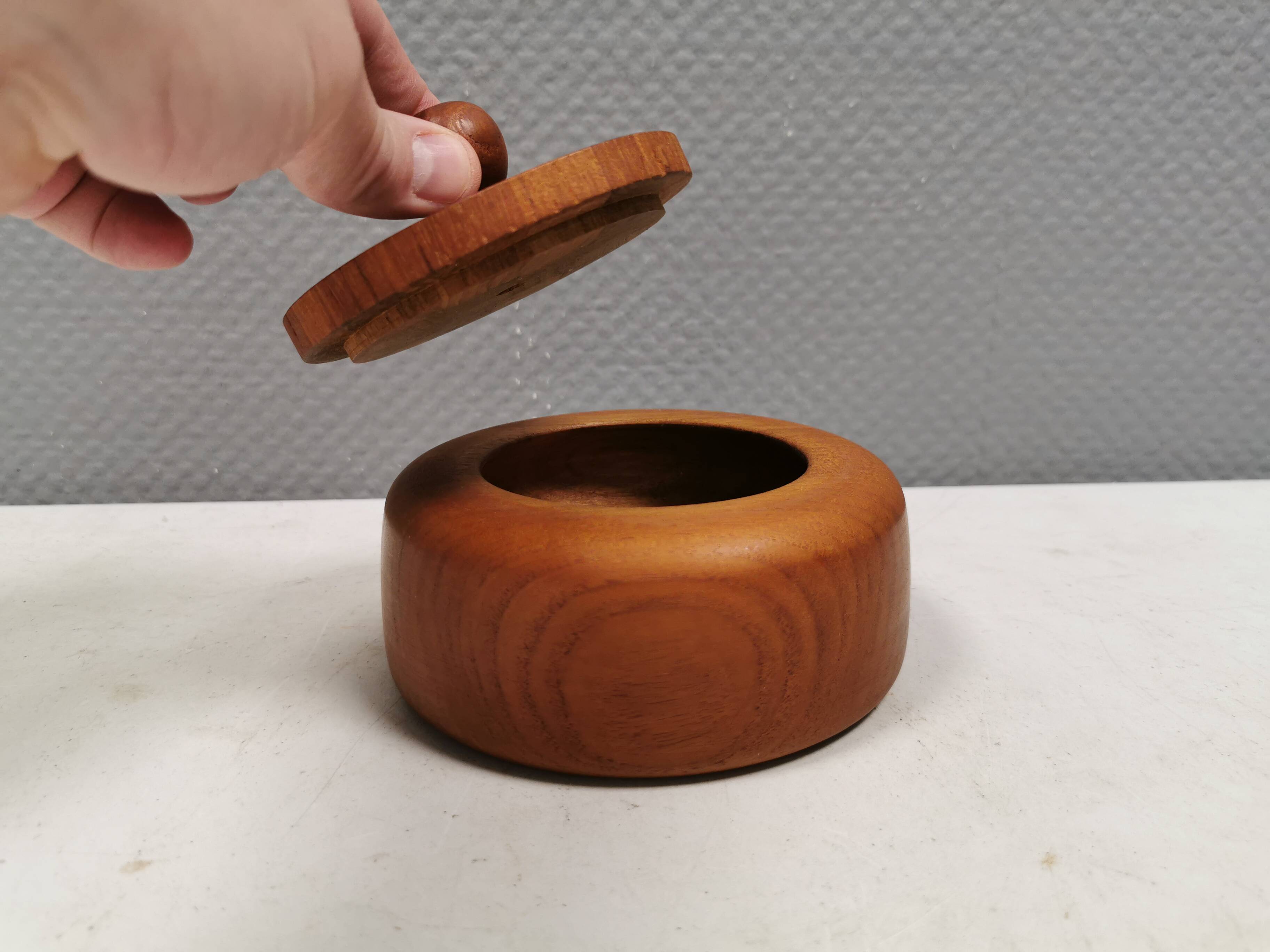Very beautiful tobacco jar in teak wood with lid of stick-glued teak wood.