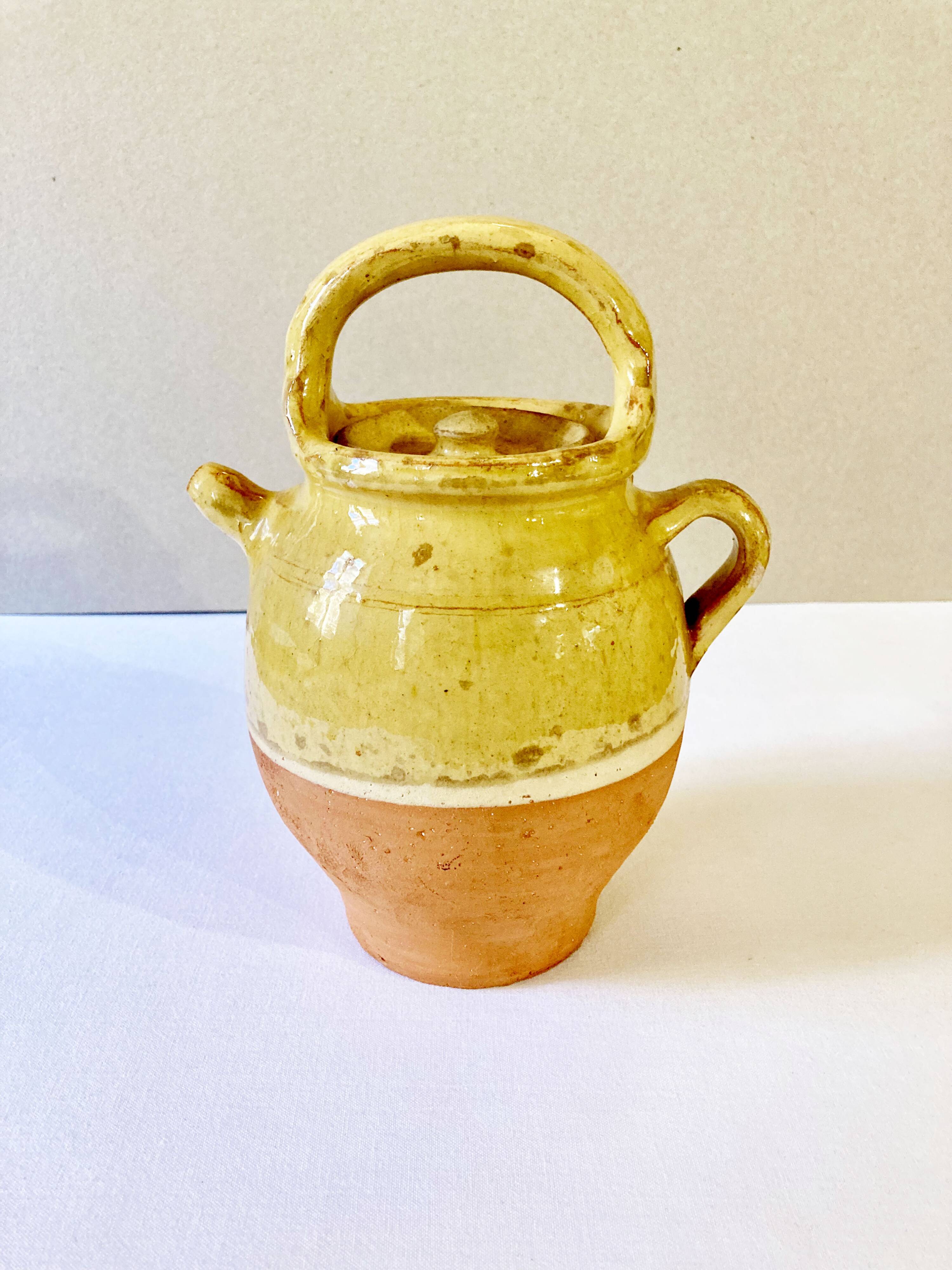 Cruche / chevrette en céramique vernissée jaune, avec couvercle