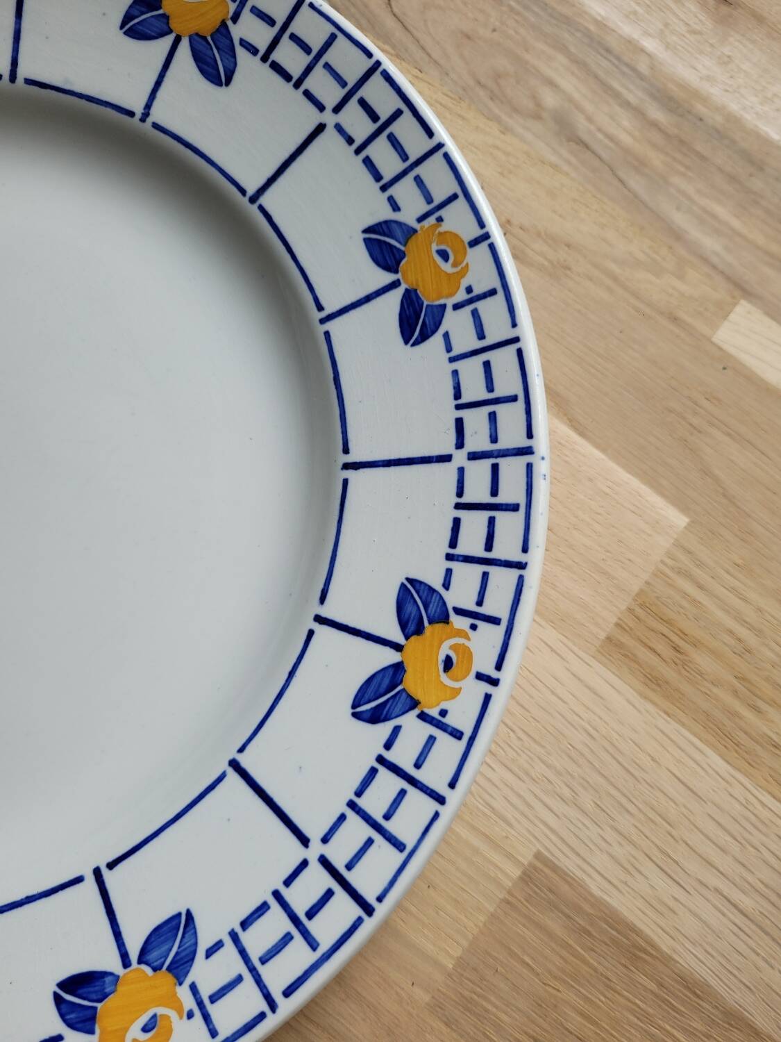 Large Ribeauville presentation plate from Sarreguemines