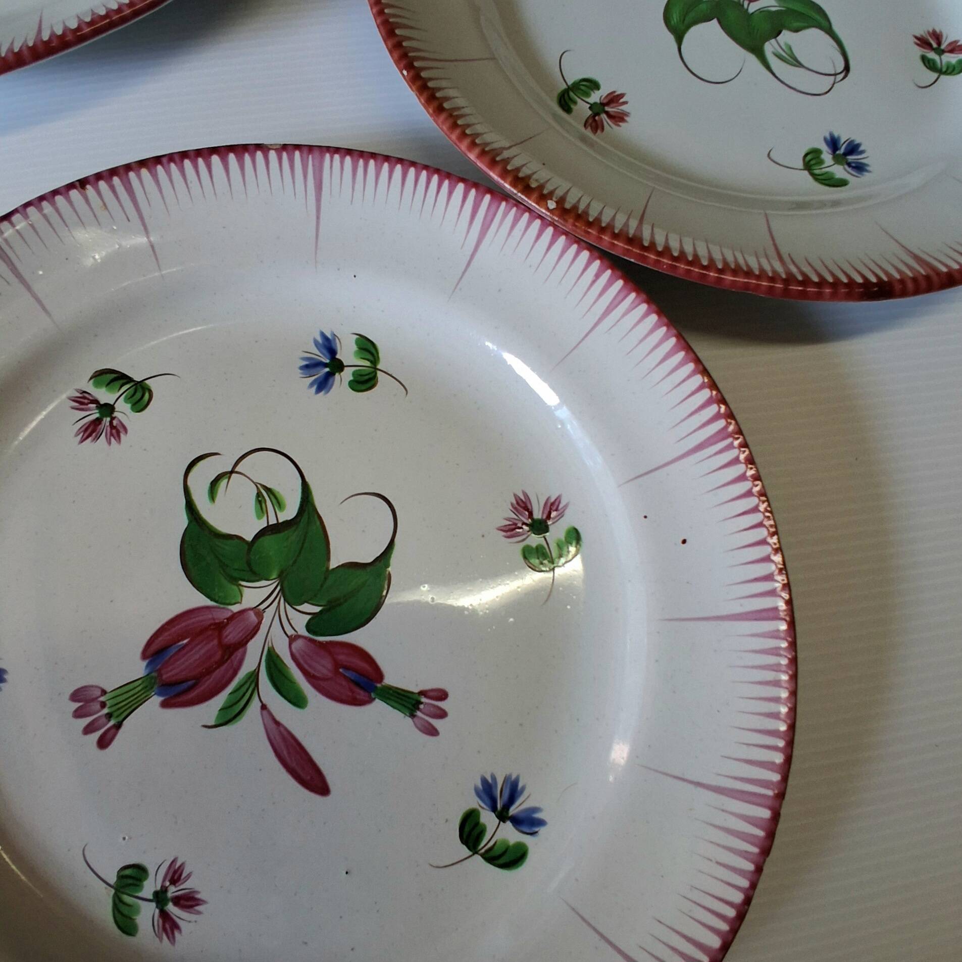 6 antique flat plates in earthenware in good condition.