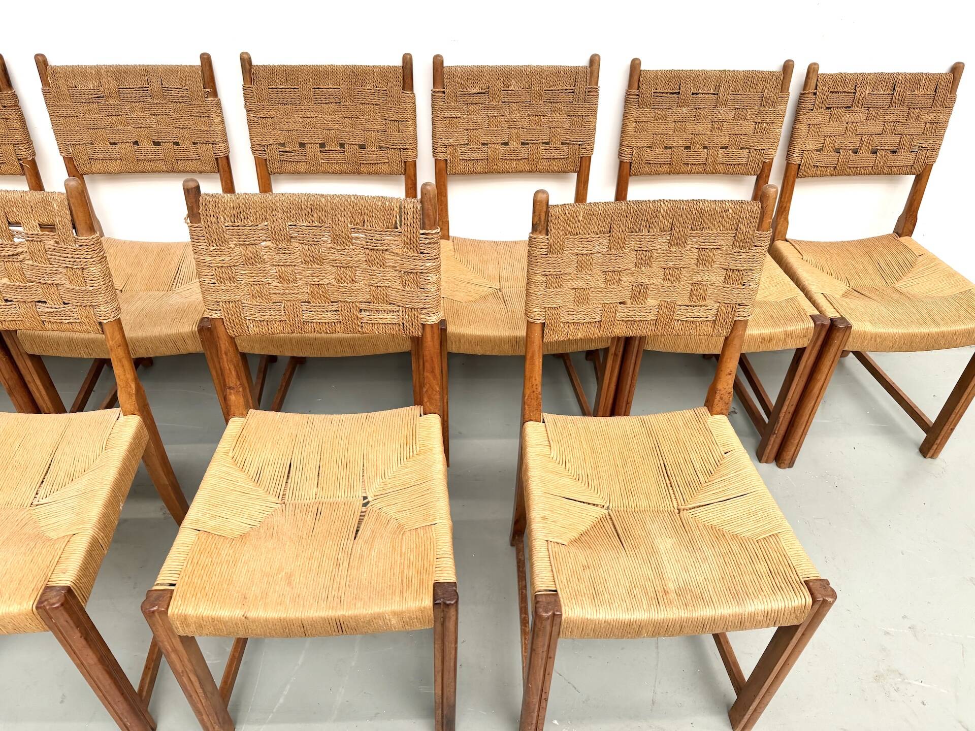 Série de dix chaises en orme massif tressées main, France circa 1965