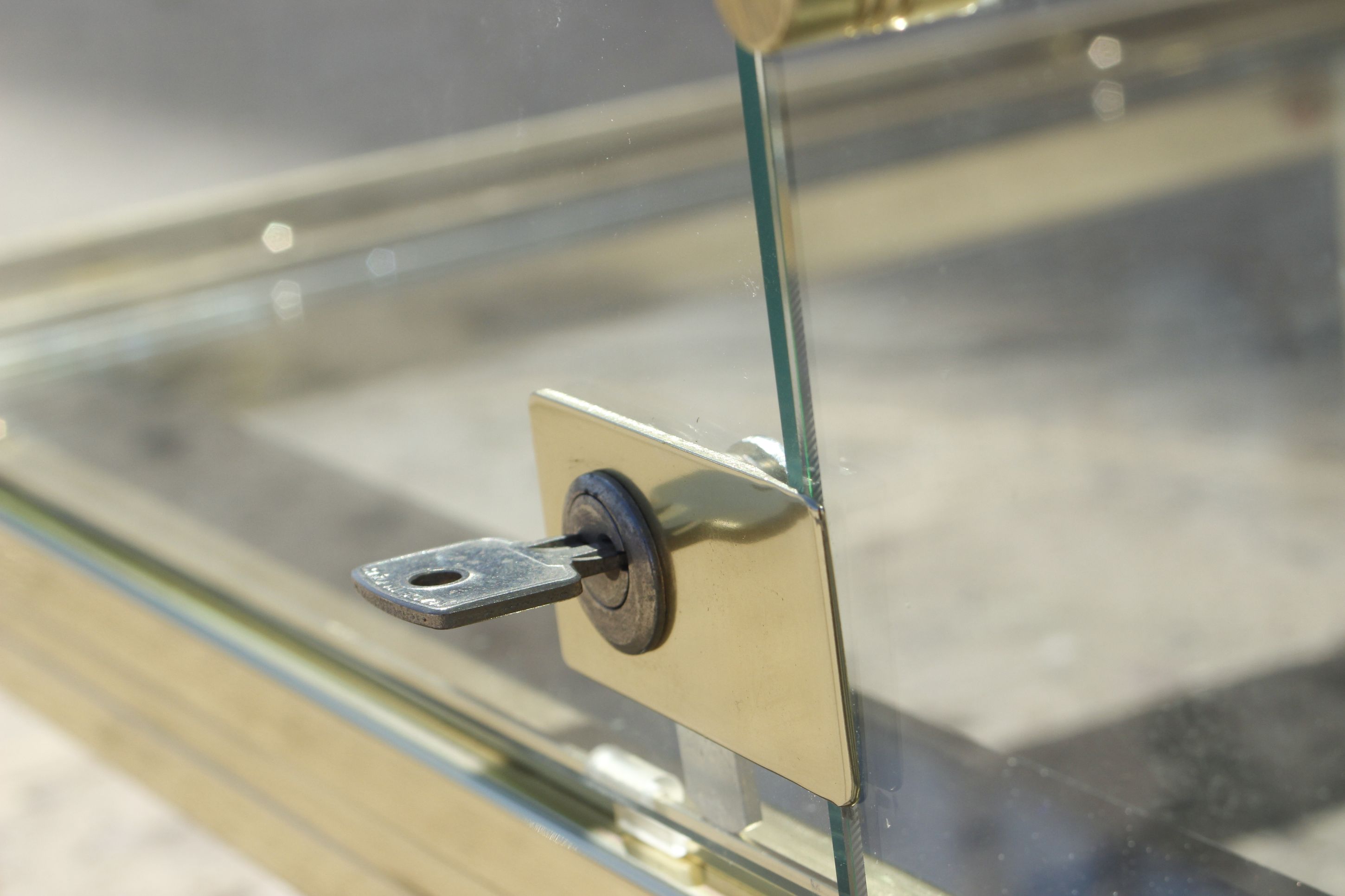 Vitrine vintage en laiton doré et verre, 1970s