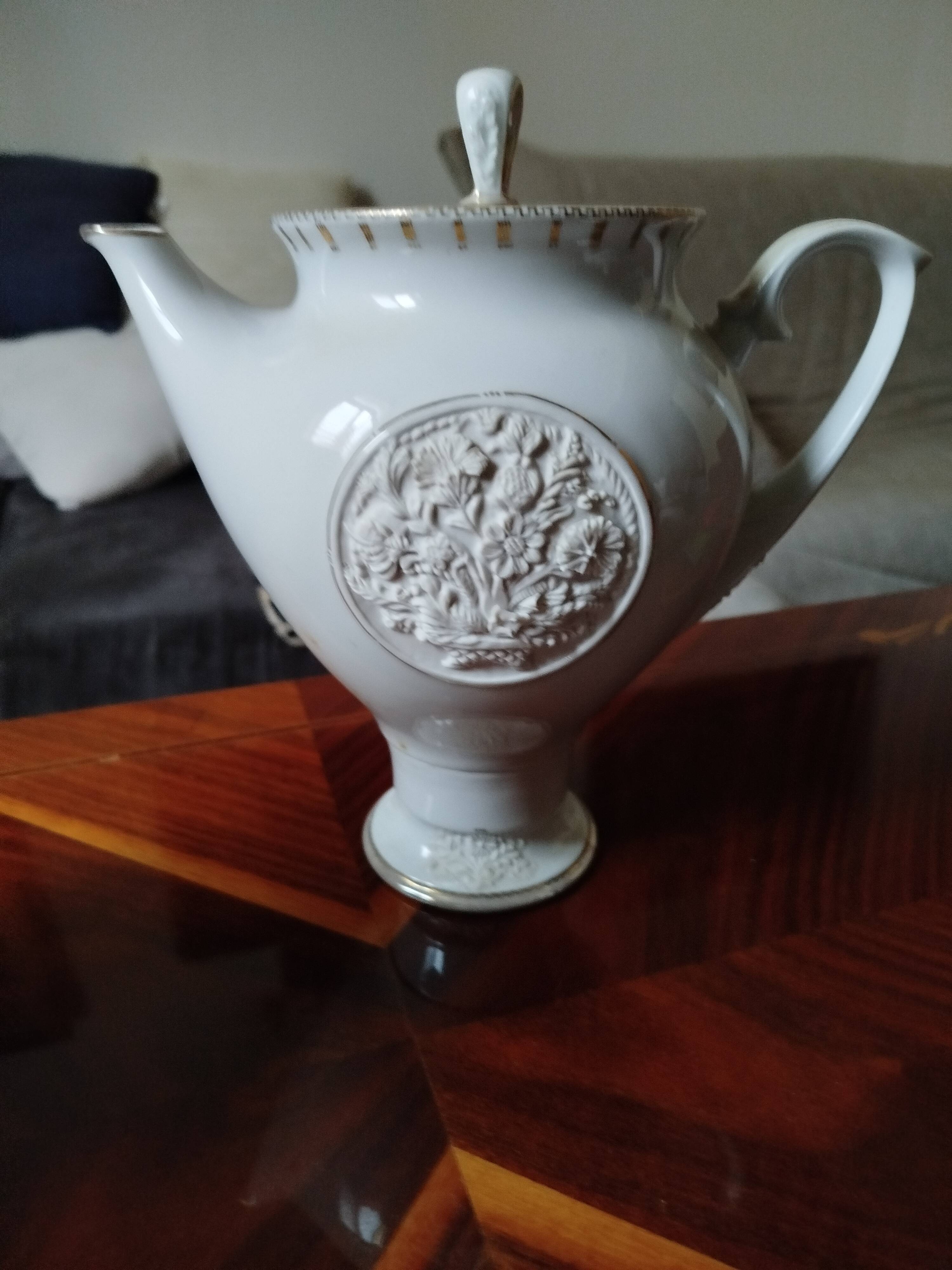 Service en porcelaine d’art relief 16 pièces signé DR – 1991 design studio