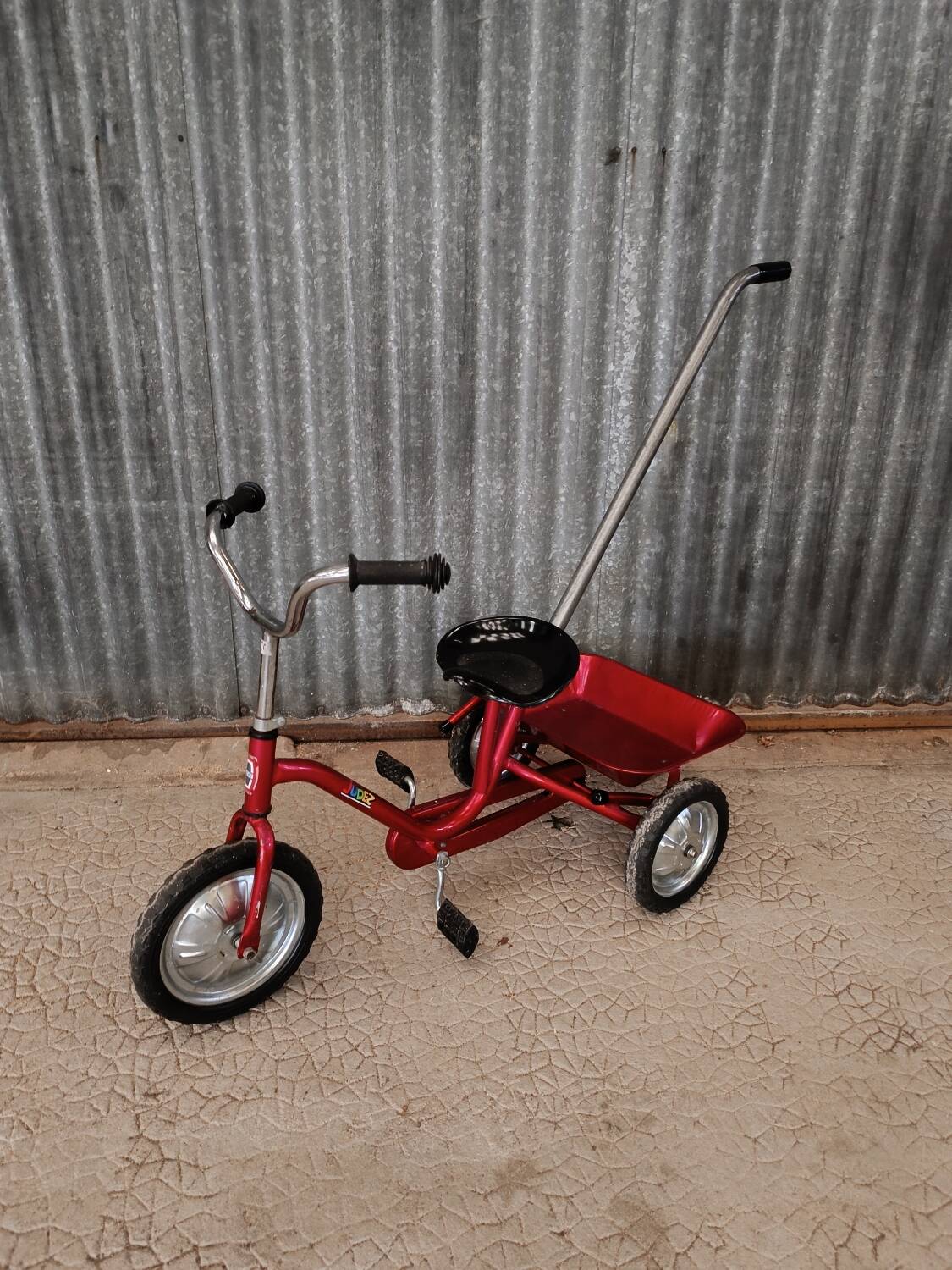 Tricycle en métal rouge vintage