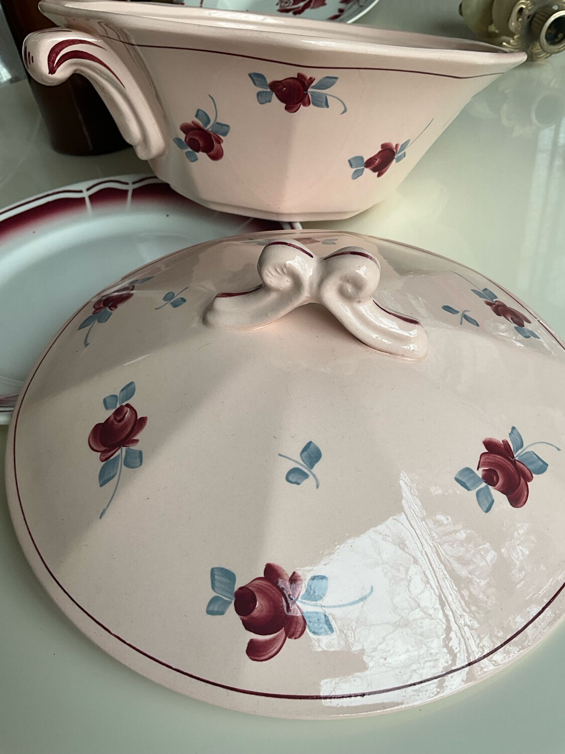 Saint Amand soup tureen, Pompadour model