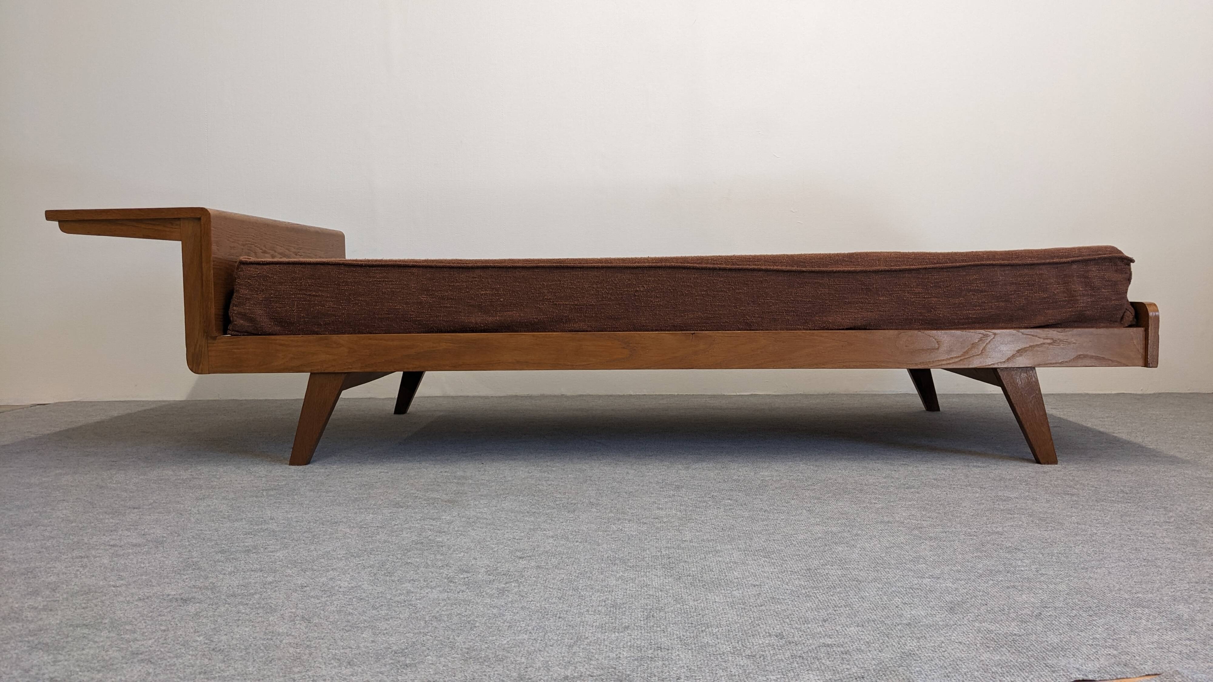 Daybed,  banquette ou lit de repos de style scandinave, France vers 1960