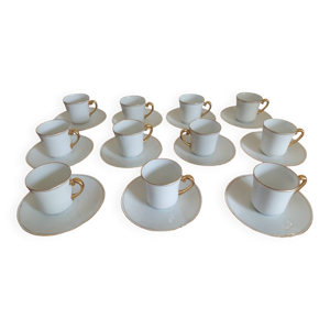 11 tasses et soucoupes - blanches