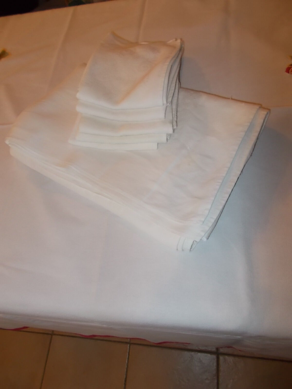 Damask tablecloth and napkins