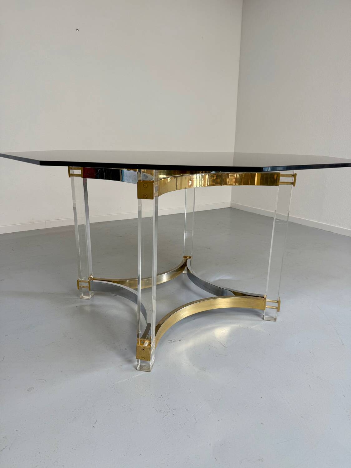 Antique Italian design dining table by Alessandro Albrizzi from the 70s