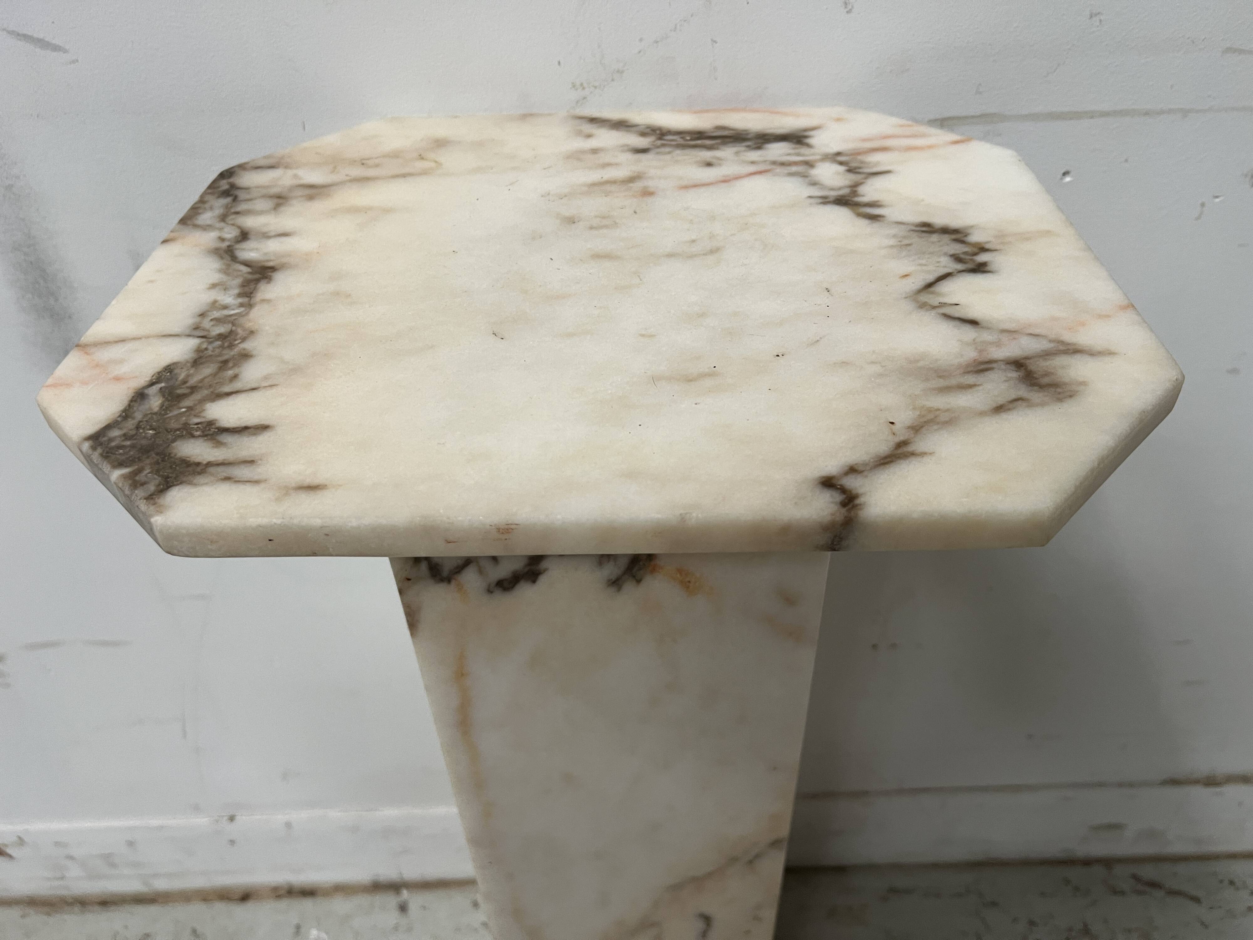 Veined marble presentation column, 20th century.