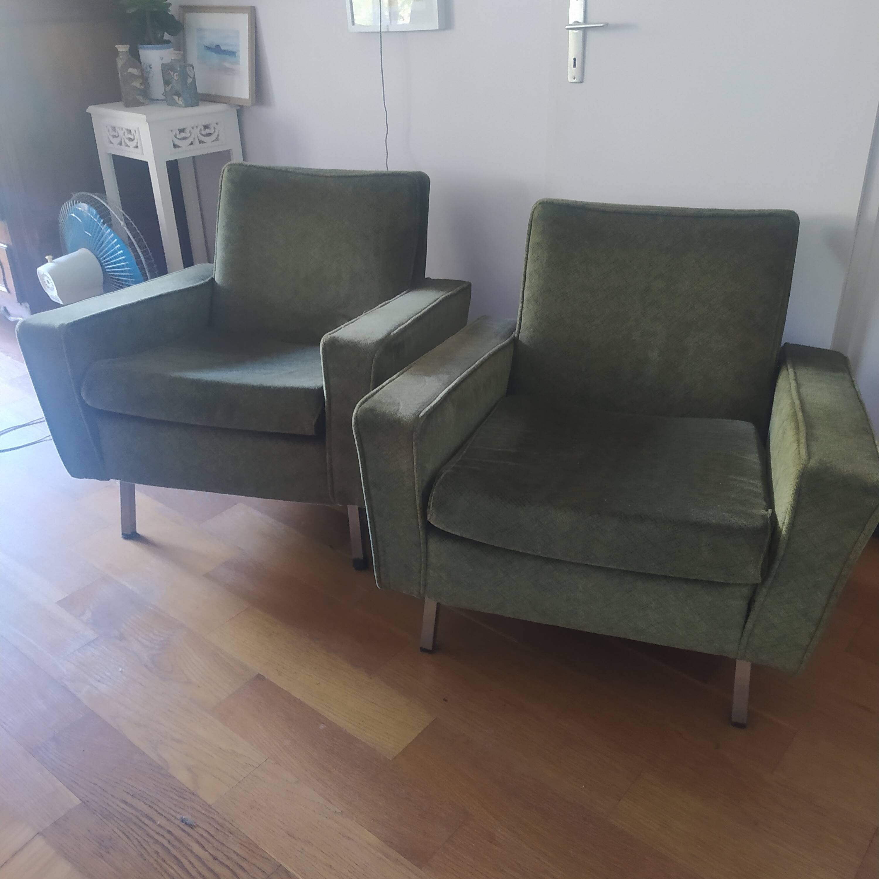 Pair of vintage green velvet armchairs from 1960 with metal legs