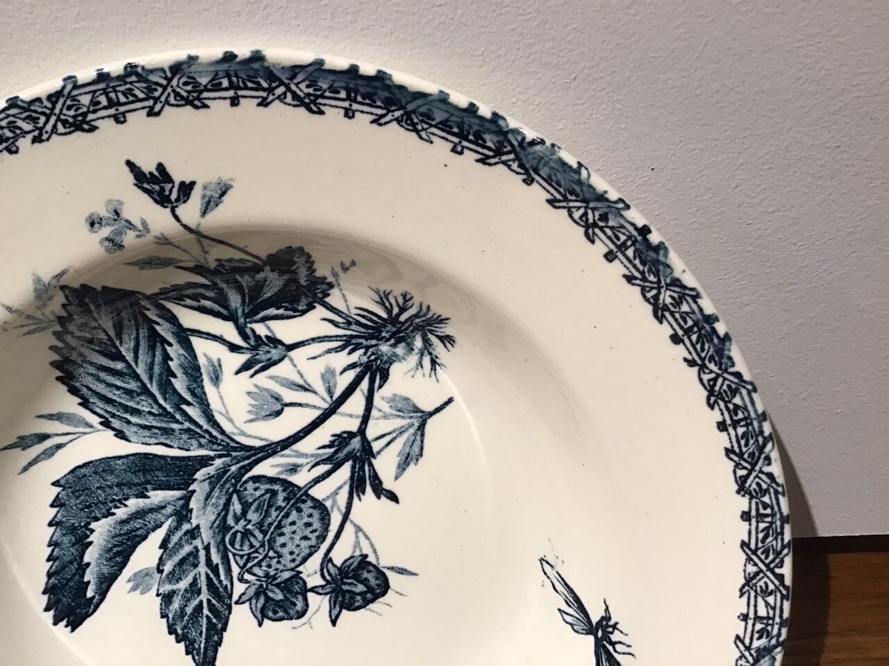 Hollow plate, insect and strawberry décor, Manufacture Choisy the King, Iron Land, H Boulenger - Co.