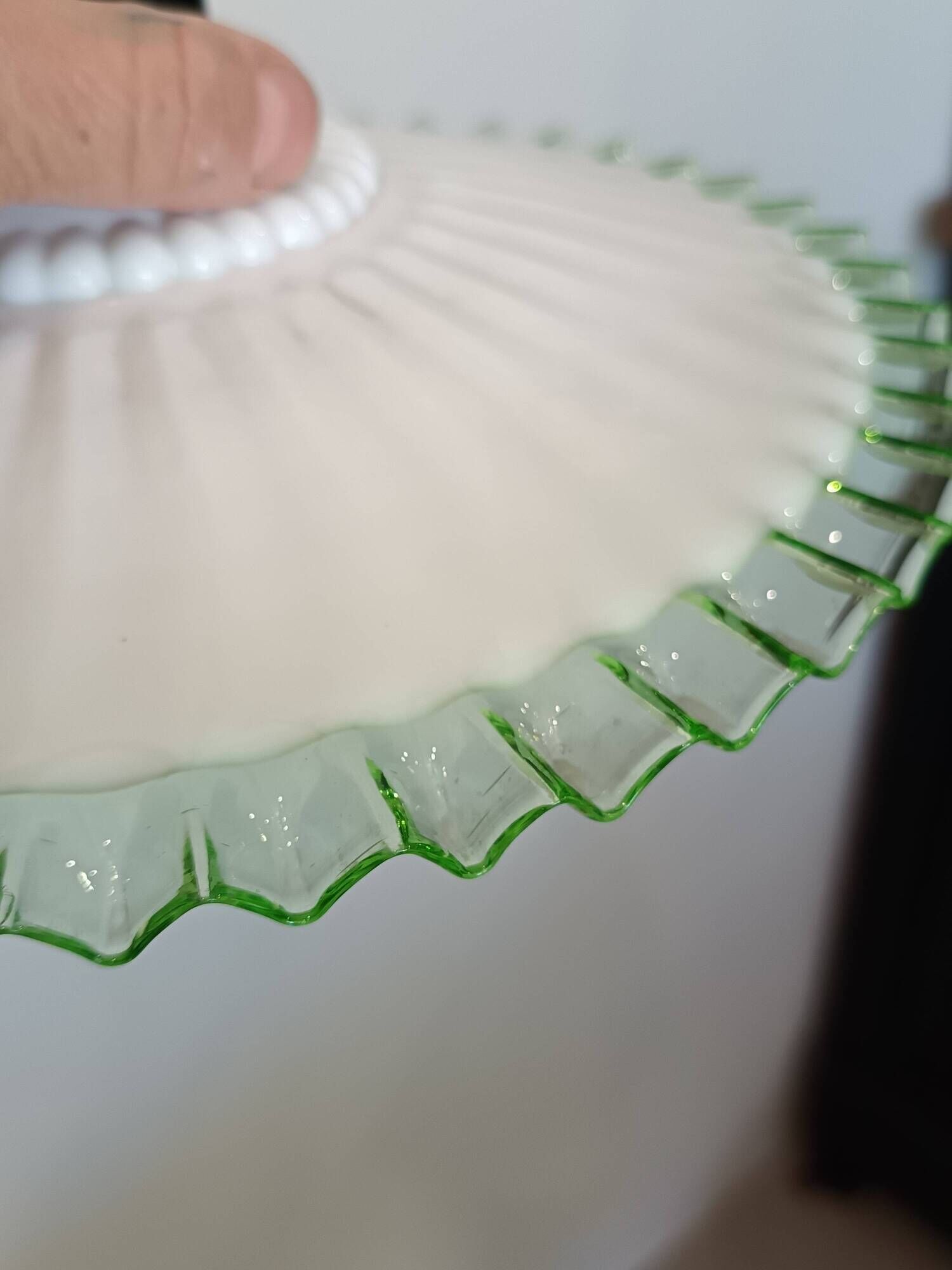 Lampe baladeuse en verre vert pâle et blanc