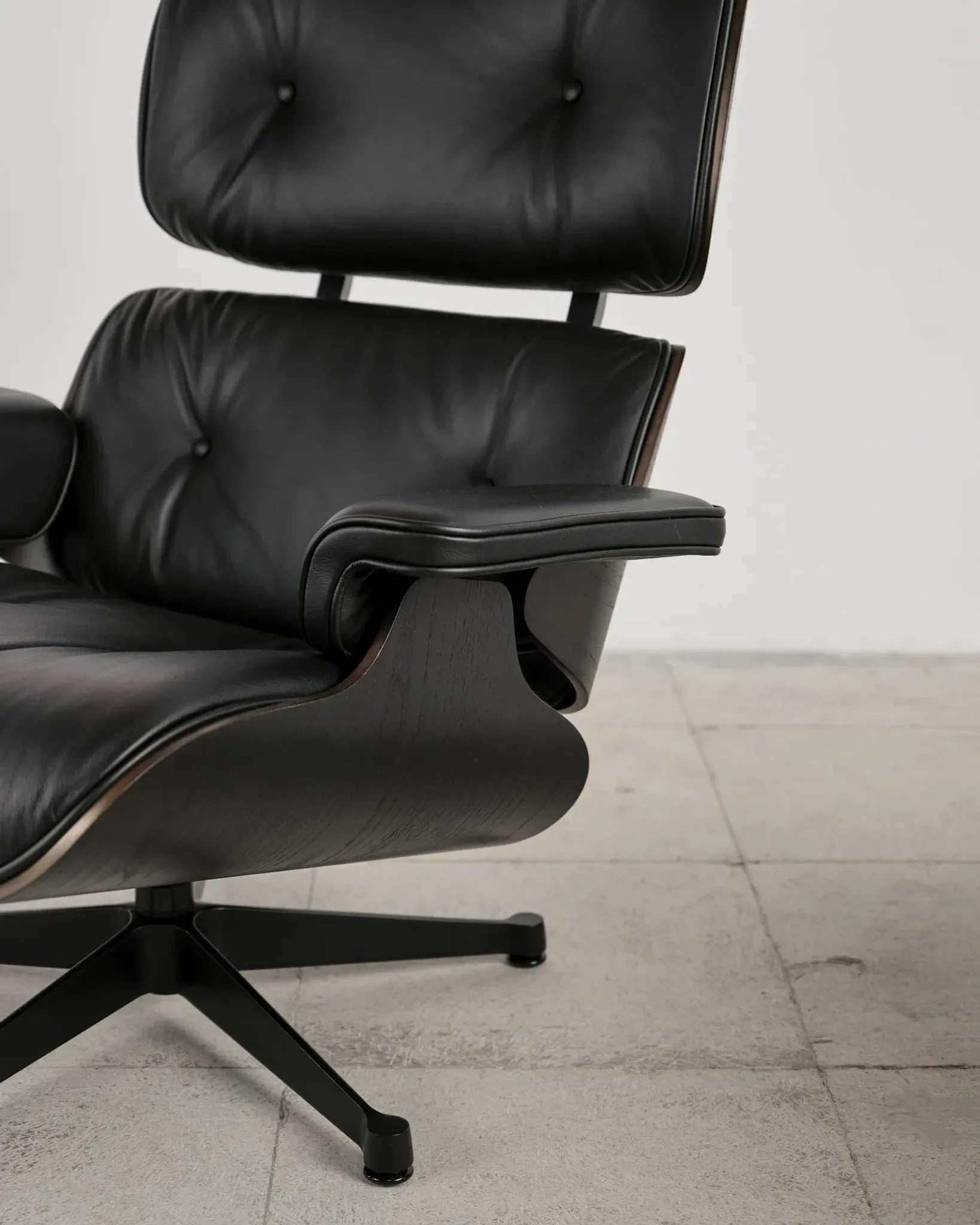 Lounge Chair and ottoman in black leather by Charles & Ray Eames, Vitra