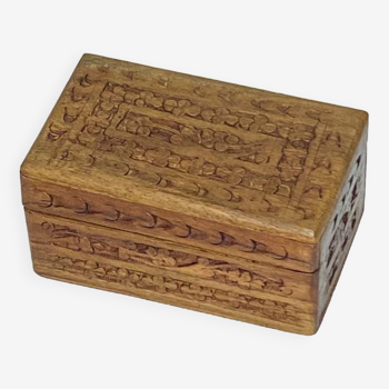 Boîte en bois sculpté