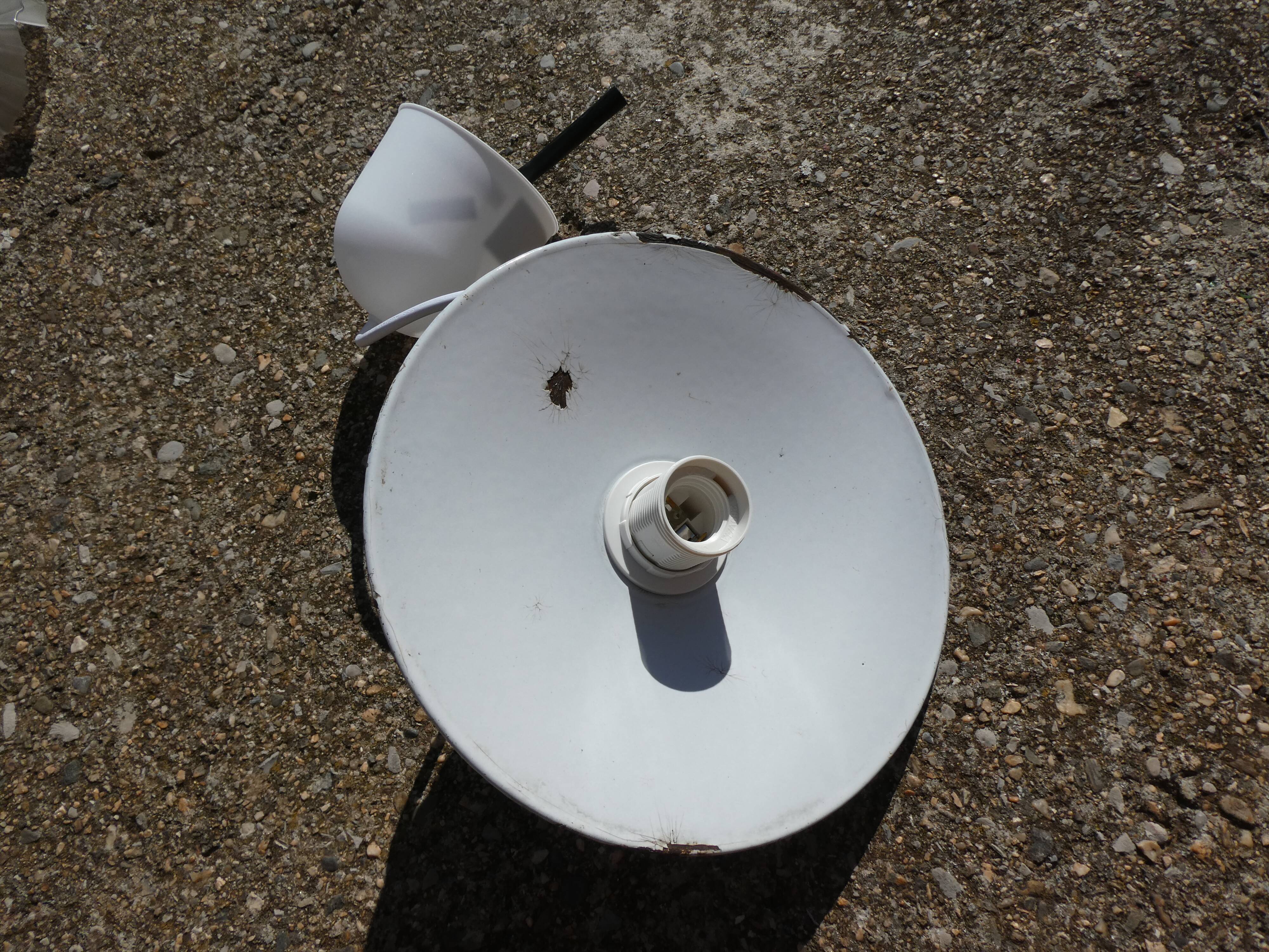 Suspension noire mouchetée blanc en tôle émaillée vintage