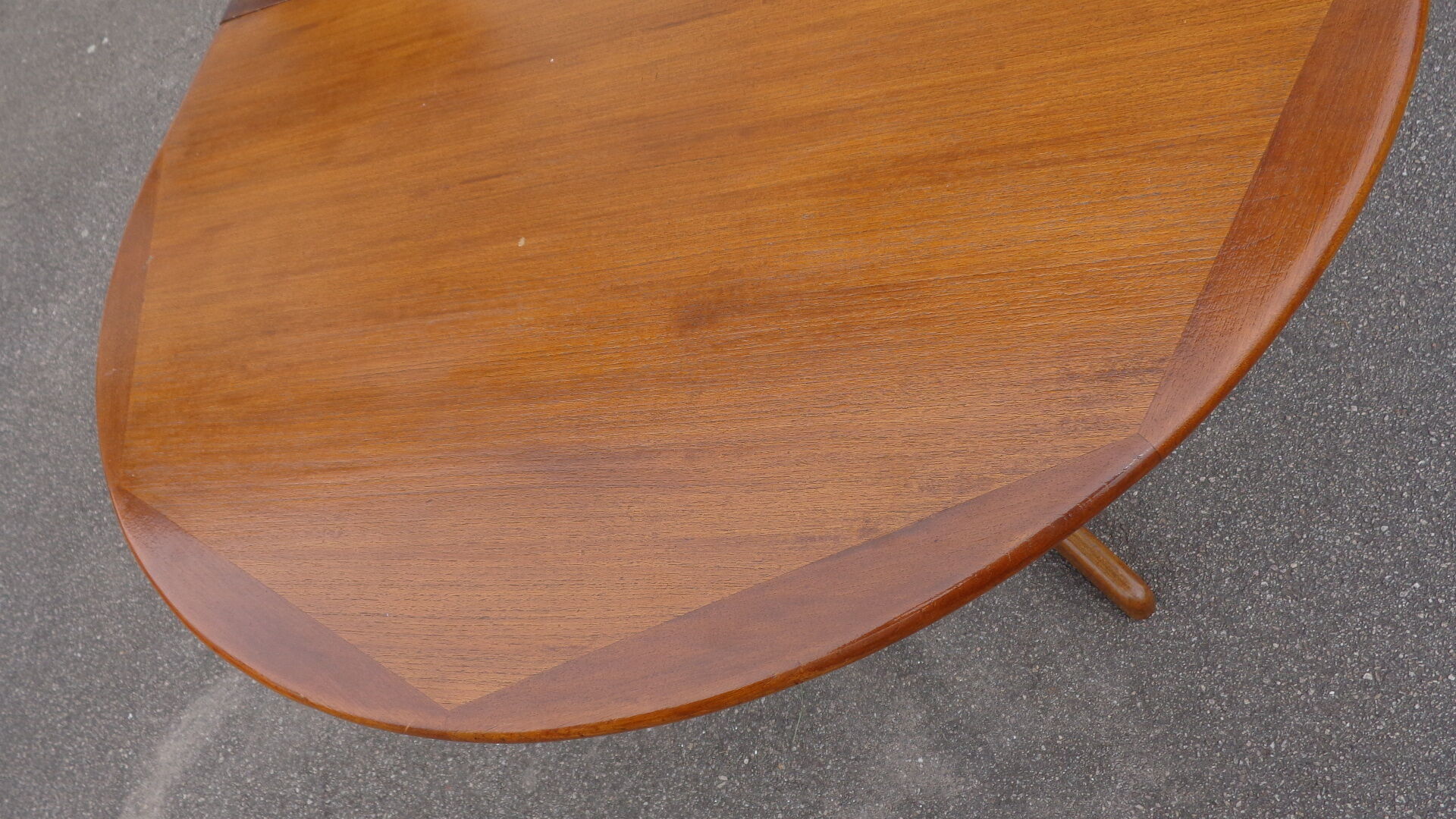 Dark baumann table