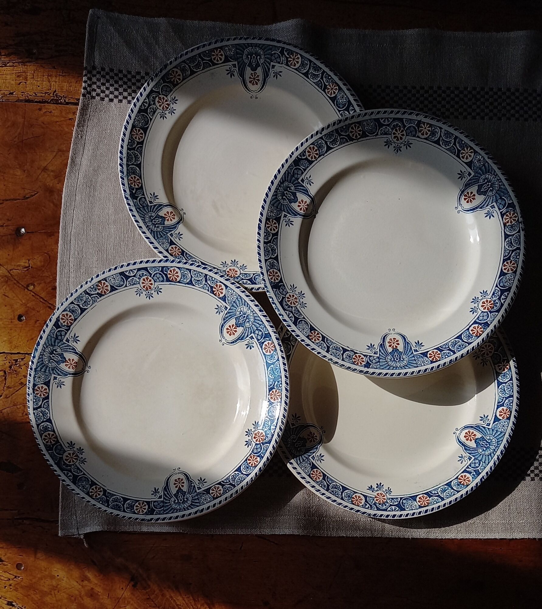 4 assiettes anciennes terre de fer longwy modèle « londres »