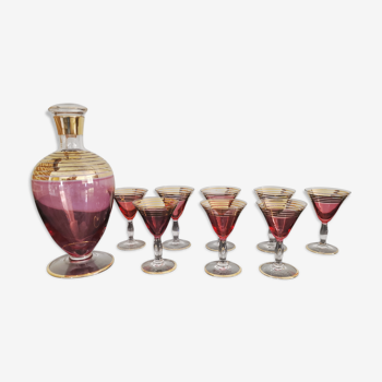 Carafe à liqueur avec ses 8 verres a pieds en cristal dorures et reflets rose/violet