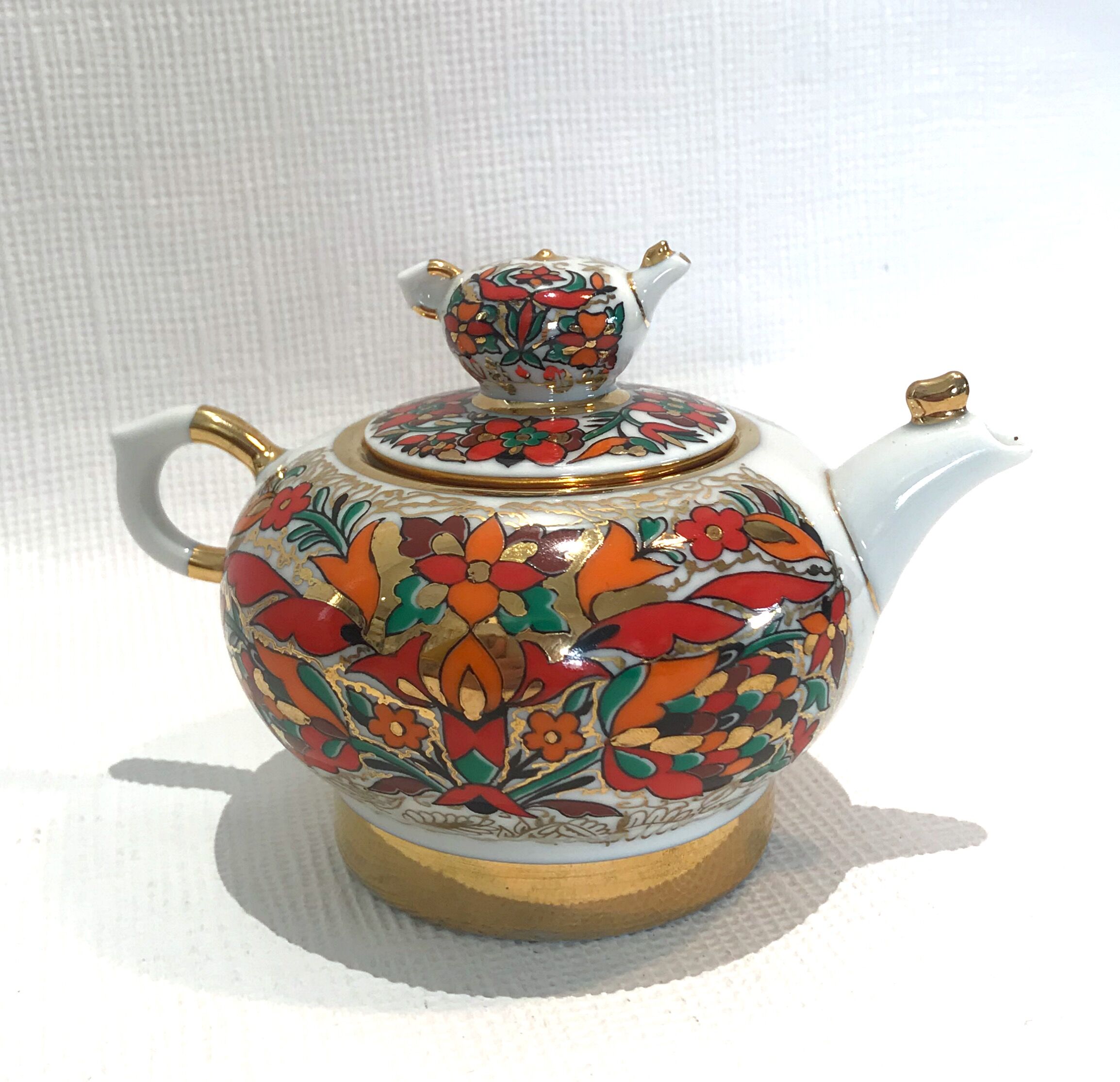 "Coq" porcelain teapot.