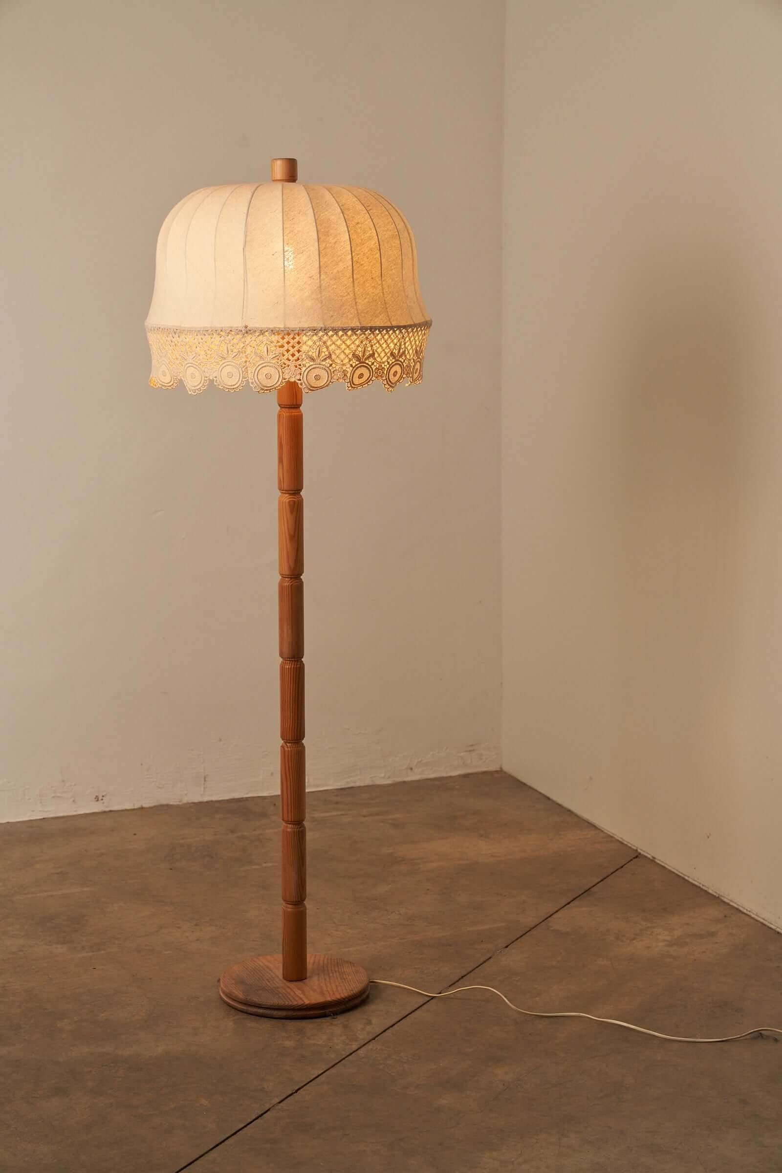 Lampadaire en bois et textile de Suède