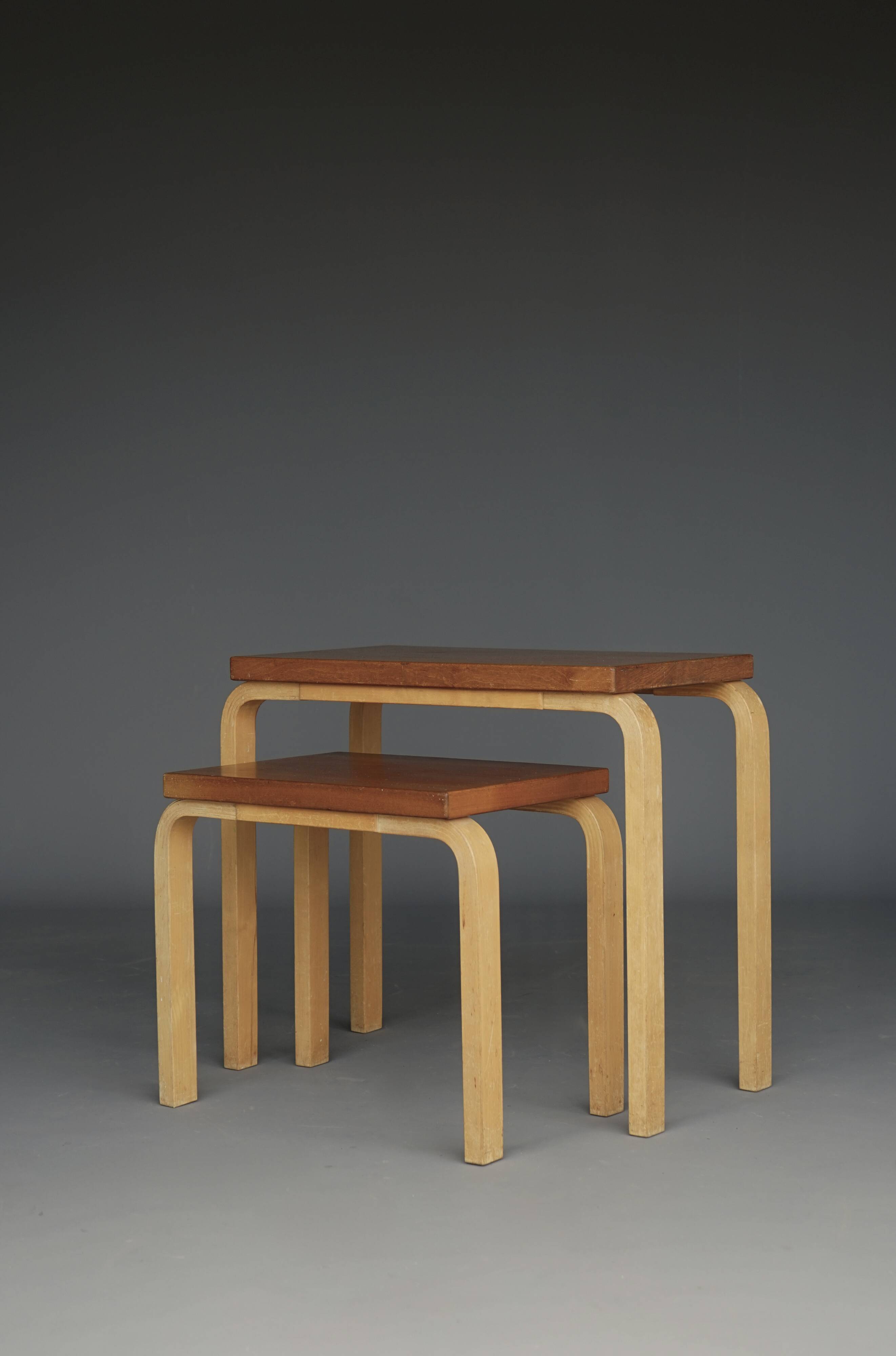 Tables gigognes modèle 88 par Alvar Aalto pour Artek, années 1960. Lot de 2