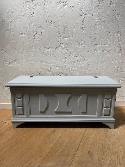 Light grey wood chest